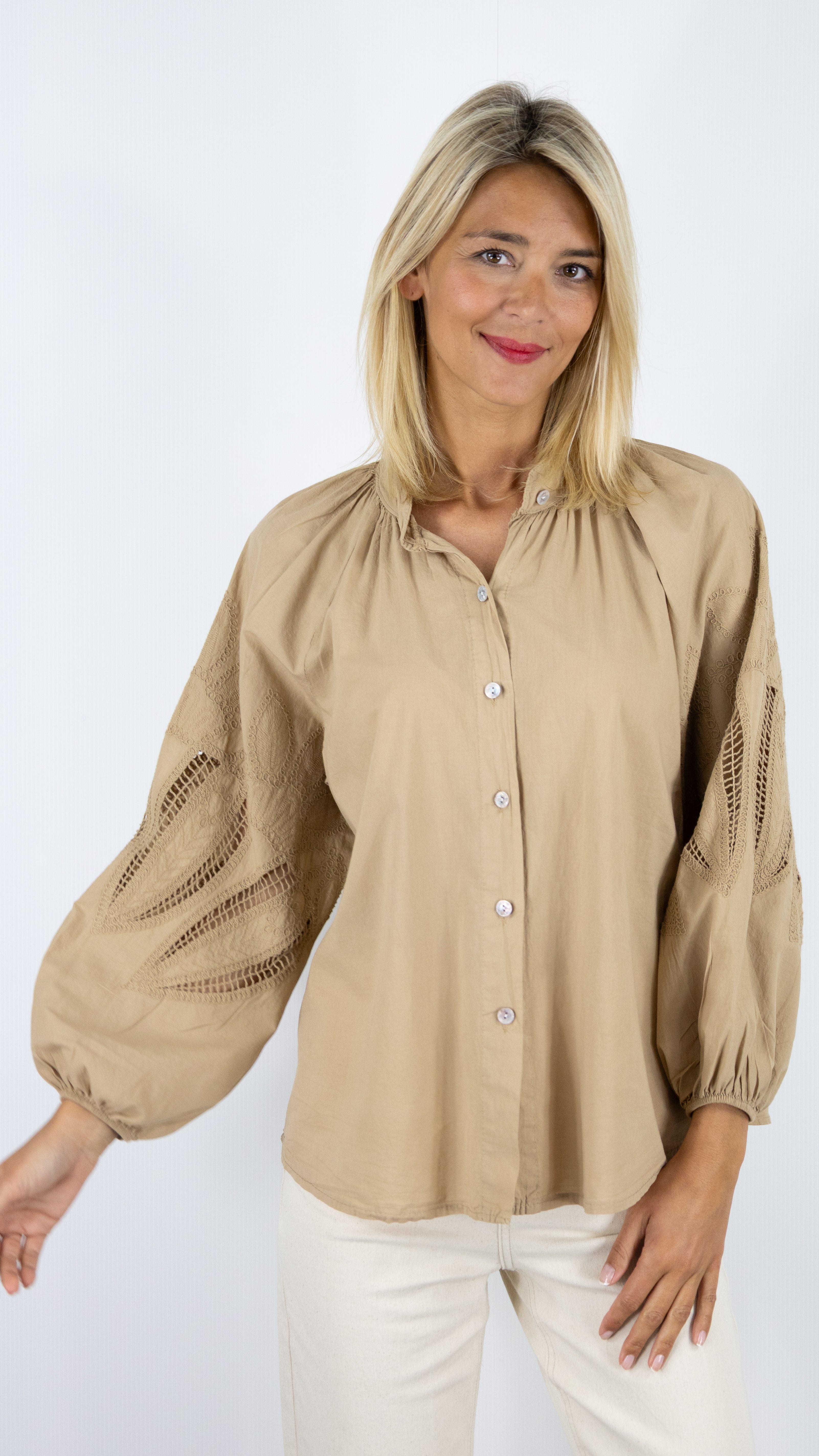 BLOUSE EVASEE BRODEE AJOUREE EN COTON ANDROMEDE 829753#COLOR_TAUPE
