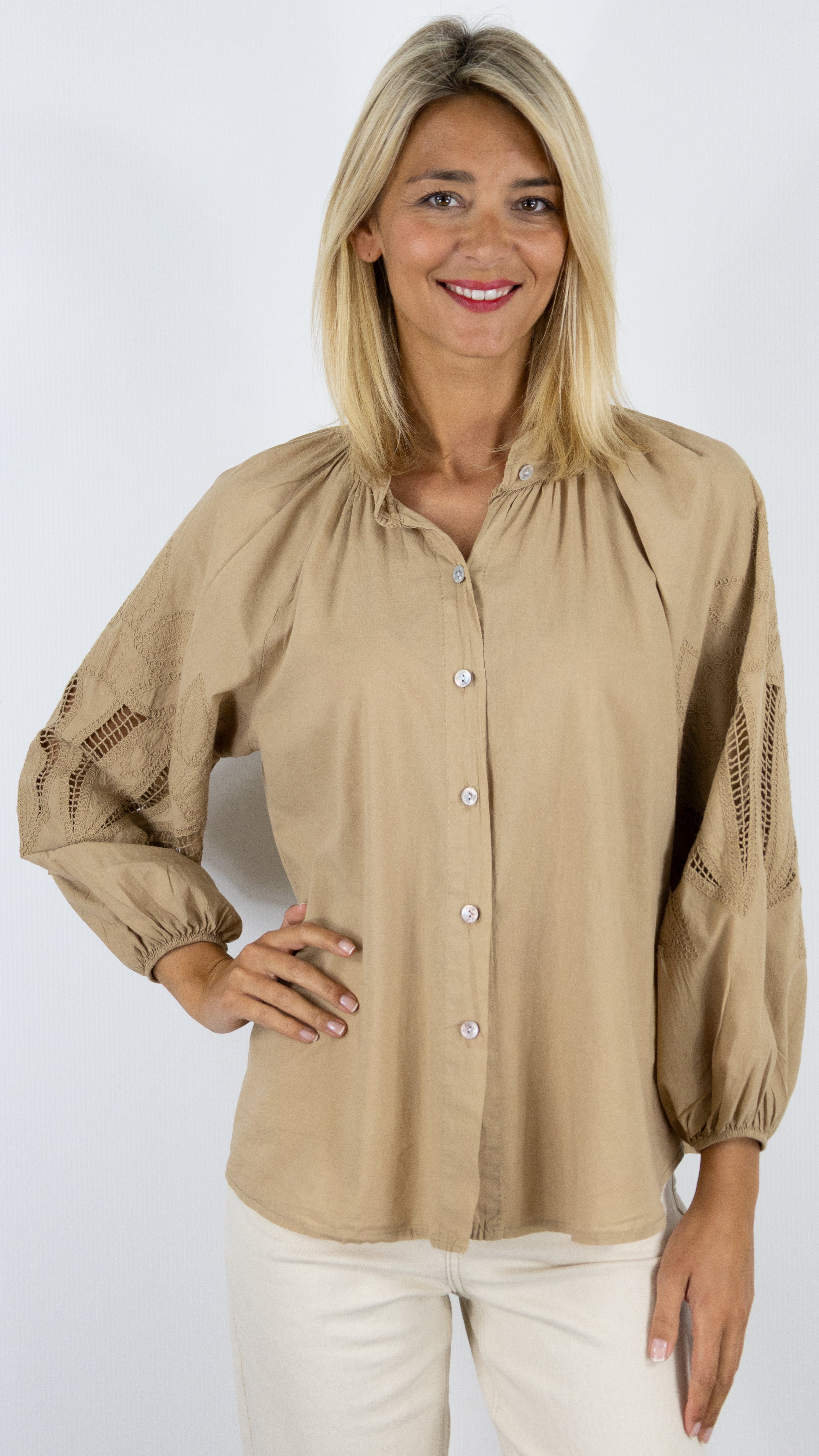 BLOUSE EVASEE BRODEE AJOUREE EN COTON ANDROMEDE 829753#COLOR_TAUPE