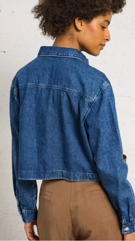 VESTE LAZARE DES PETITS HAUTS EN JEAN BOUTONNAGE ET POCHES PLAQUEE SUR L'AVANT ET UN COL CLASSIQUE STONE