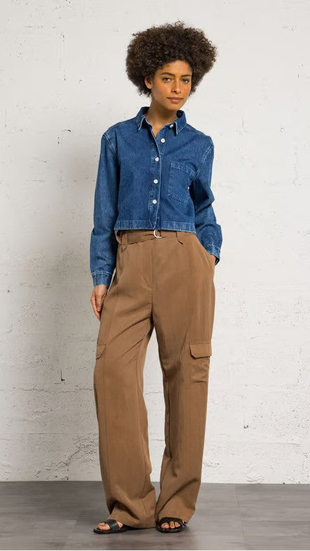 VESTE LAZARE DES PETITS HAUTS EN JEAN BOUTONNAGE ET POCHES PLAQUEE SUR L'AVANT ET UN COL CLASSIQUE STONE