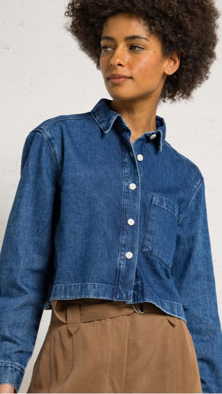 VESTE LAZARE DES PETITS HAUTS EN JEAN BOUTONNAGE ET POCHES PLAQUEE SUR L'AVANT ET UN COL CLASSIQUE STONE