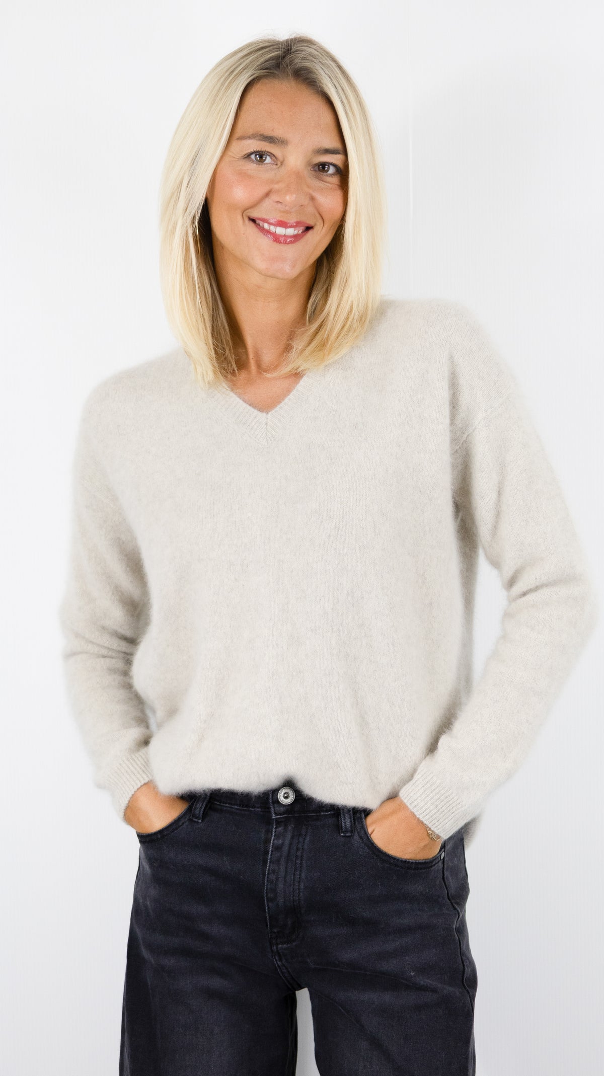 PULL COL V EN RACCOON ET ANGORA POUR FEMME ESTHEME WES2481HR-1#COLOR_1196/CAILLOUX GREIGE
