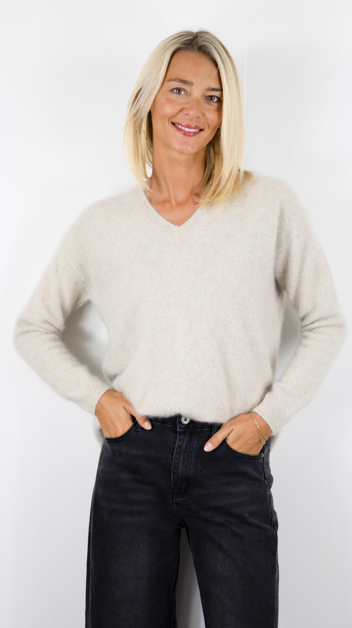 PULL COL V EN RACCOON ET ANGORA POUR FEMME ESTHEME WES2481HR-1#COLOR_1196/CAILLOUX GREIGE