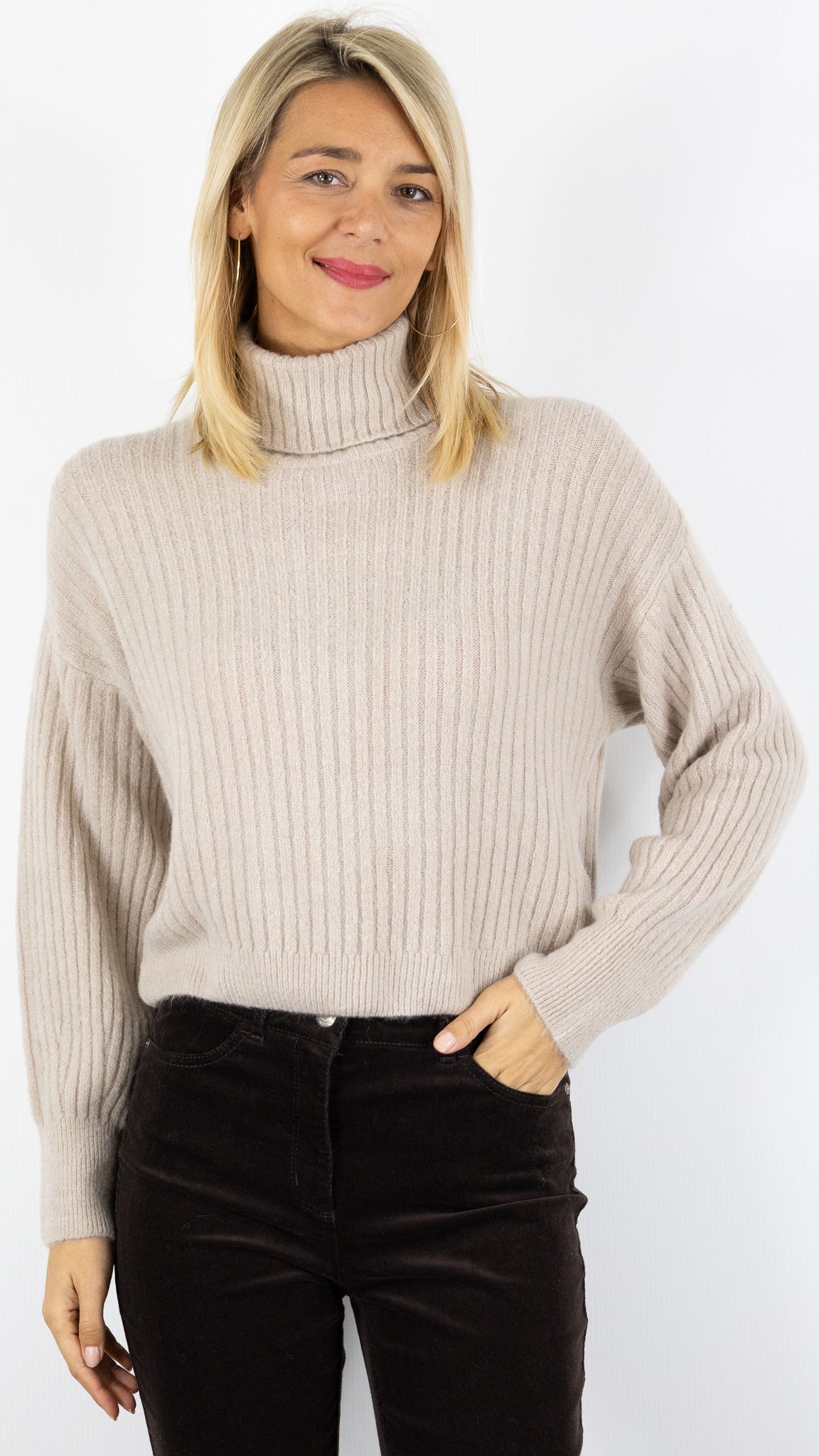PULL A COL ROULE EN MAILLE COTELEE POUR FEMME LAINE ET ALPAGA STUDIO PARISIEN 9471#COLOR_BEIGE