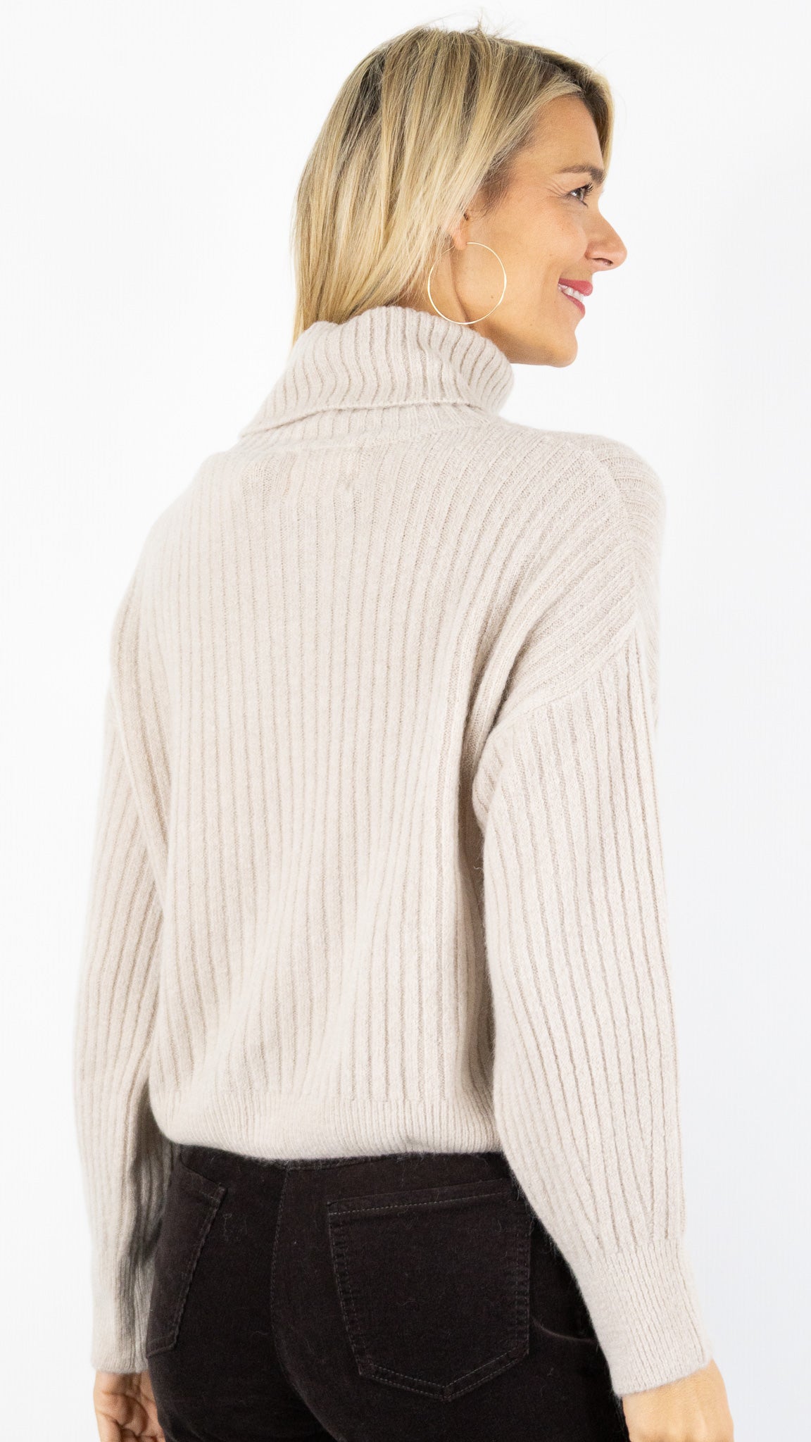 PULL A COL ROULE EN MAILLE COTELEE POUR FEMME LAINE ET ALPAGA STUDIO PARISIEN 9471#COLOR_BEIGE
