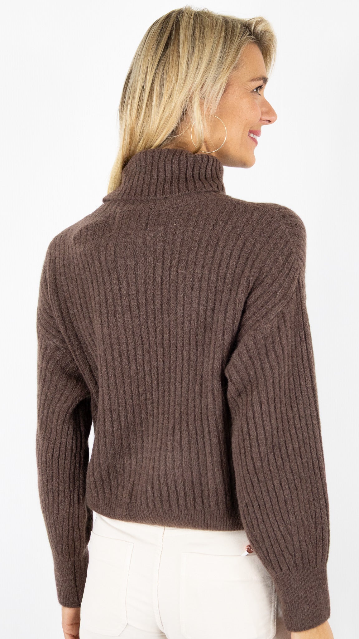 PULL A COL ROULE EN MAILLE COTELEE POUR FEMME LAINE ET ALPAGA STUDIO PARISIEN 9471#COLOR_CHOCO