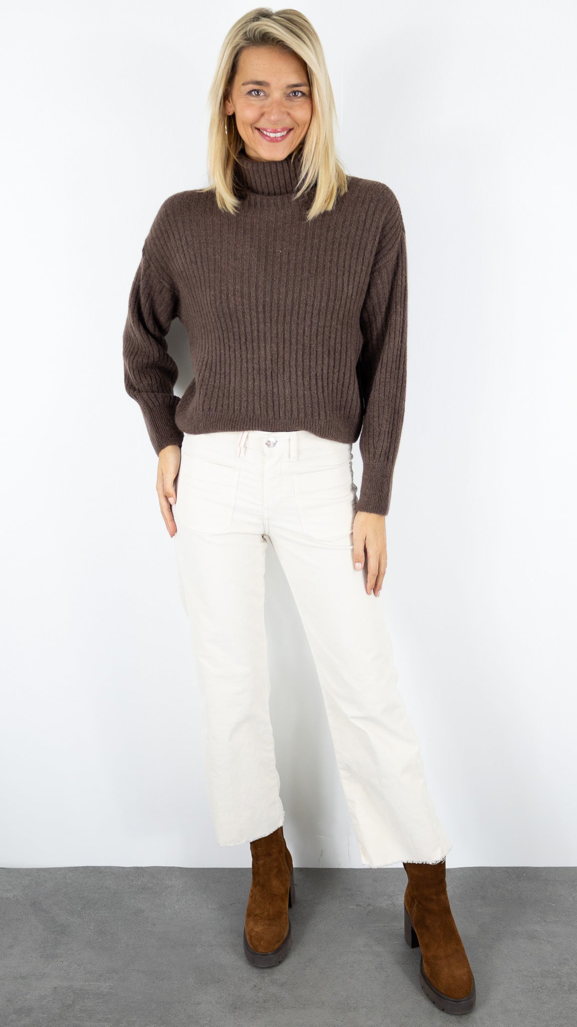 PULL A COL ROULE EN MAILLE COTELEE POUR FEMME LAINE ET ALPAGA STUDIO PARISIEN 9471#COLOR_CHOCO