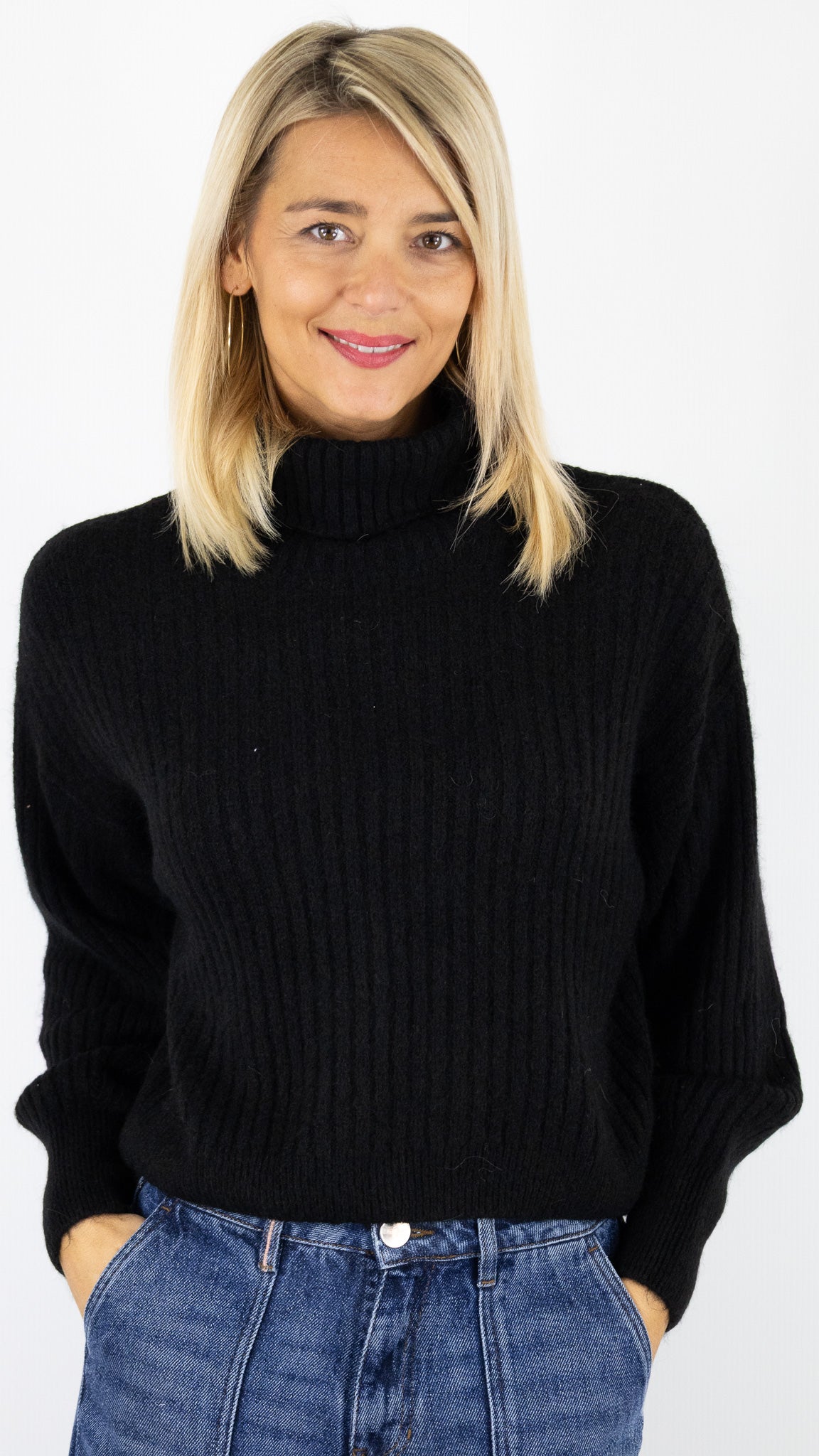 PULL A COL ROULE EN MAILLE COTELEE POUR FEMME LAINE ET ALPAGA STUDIO PARISIEN 9471#COLOR_NOIR