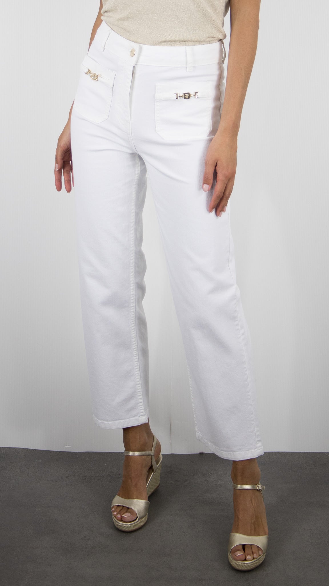 PANTALON BLANC 7/8 AVEC BIJOUX FANTAISIES AUX POCHES POUR FEMME CET ÉTÉ GERARD DAREL ALLIE