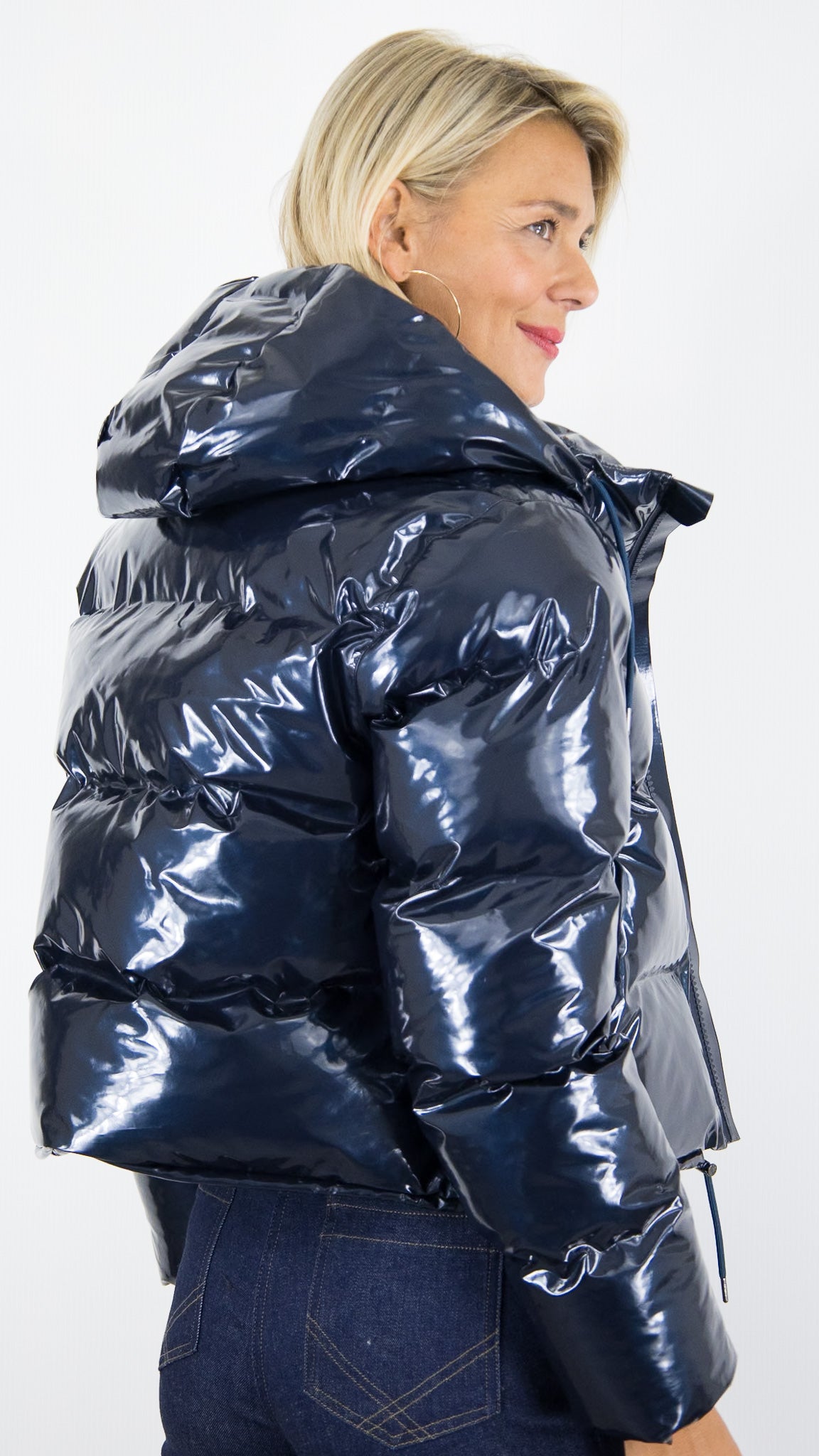 DOUDOUNE A CAPUCHE COURTE BRILLANTE BLEU MARINE POUR FEMME RAINS ALTA SHORT PUFFER