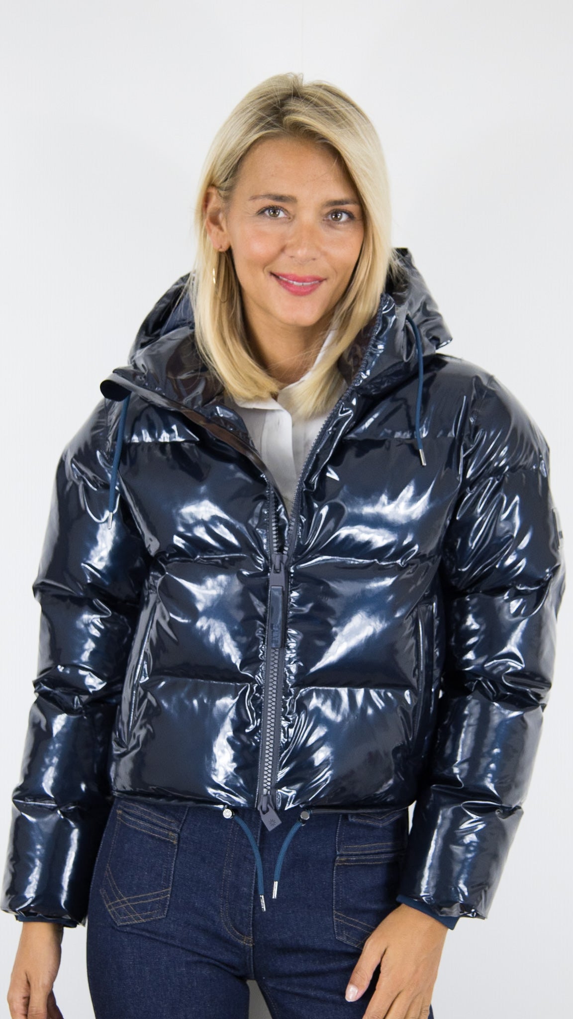 DOUDOUNE A CAPUCHE COURTE BRILLANTE BLEU MARINE POUR FEMME RAINS ALTA SHORT PUFFER