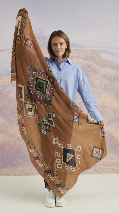 FOULARD BRODE EN LAINE POUR FEMME CAMEL STORI ATIPIC ASPEN 