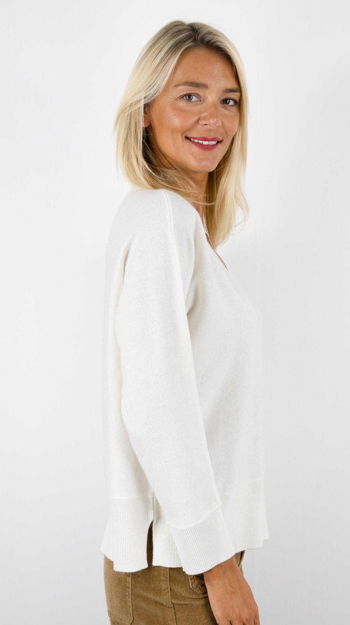 PULL COL V EN LAINE MERINOS POUR FEMME MAUD ET SACHA CK26M03M#COLOR_CW001/FLOCON ECRU