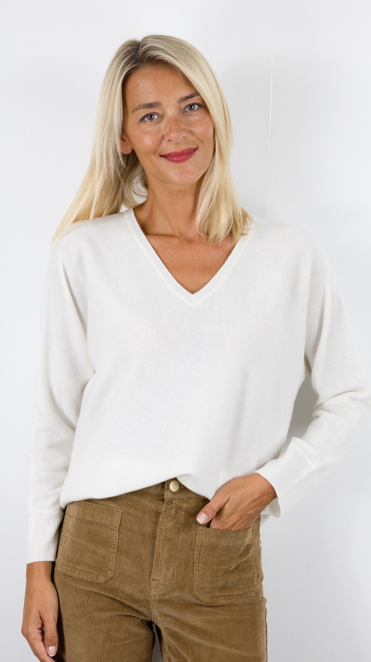 PULL COL V EN LAINE MERINOS POUR FEMME MAUD ET SACHA CK26M03M#COLOR_CW001/FLOCON ECRU