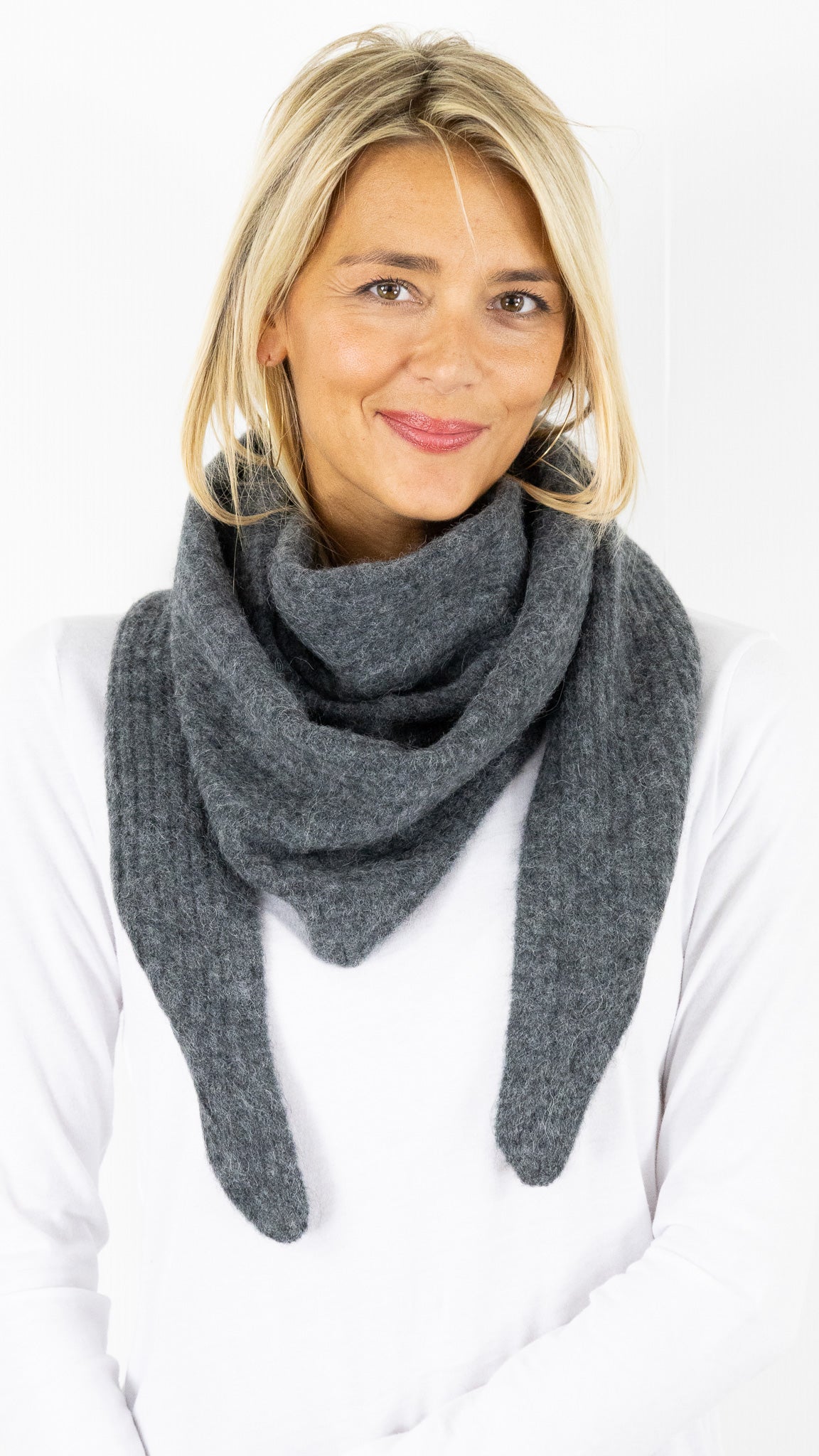 ECHARPE TRIANGLE EN LAINE ET ALPAGA POUR FEMME DES PETITS HAUTS AUBELLE#COLOR_ANTHRACITE