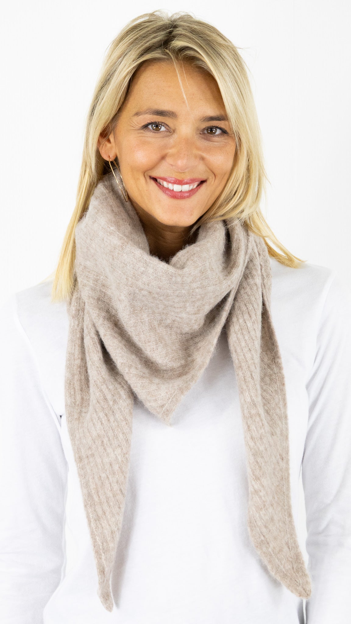ECHARPE TRIANGLE EN LAINE ET ALPAGA POUR FEMME DES PETITS HAUTS AUBELLE#COLOR_LOUP/BEIGE