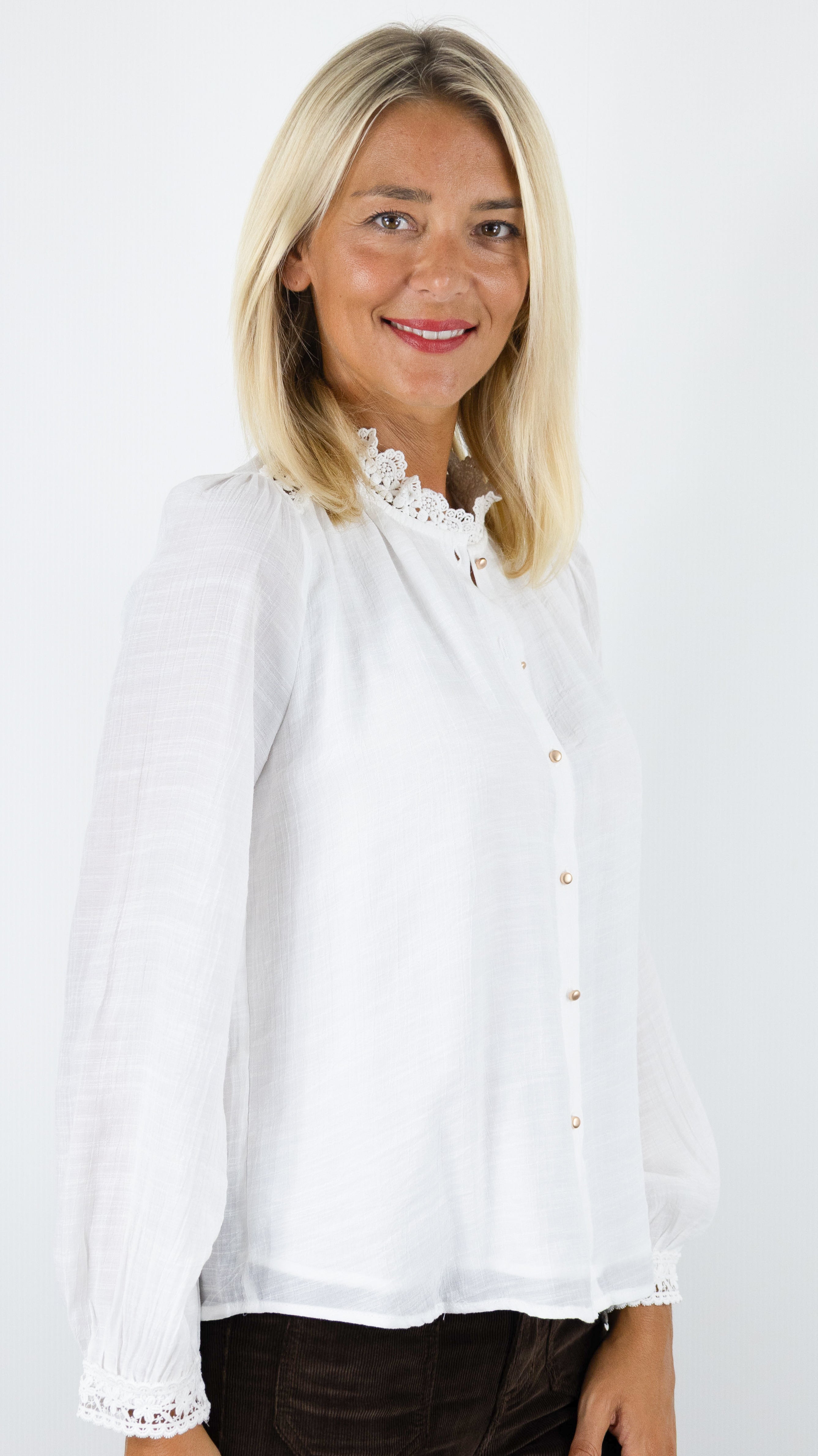 CHEMISE FLUIDE COL VOLANTE POUR FEMME IT HIPPIE M869-329#COLOR_ECRU