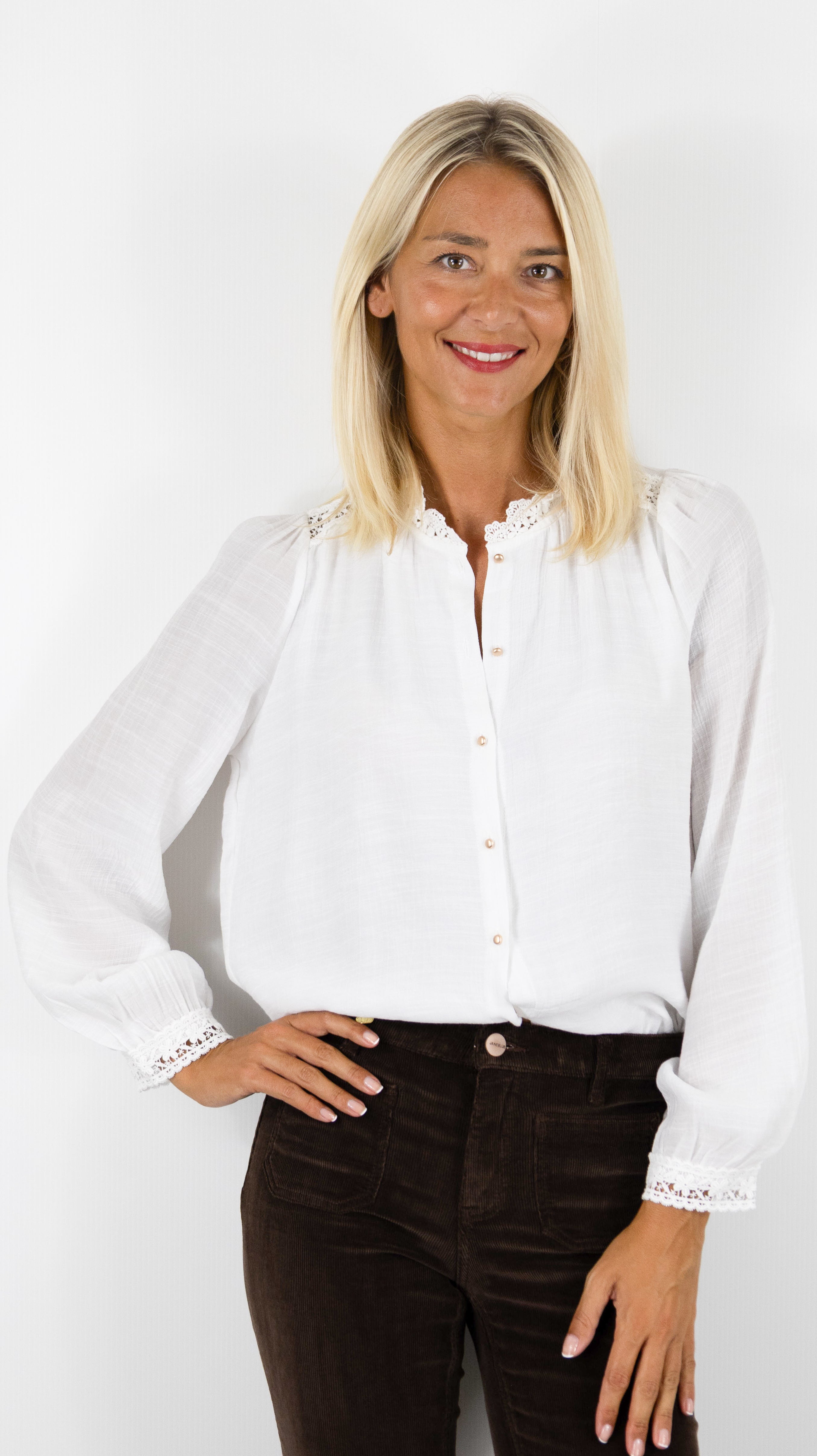 CHEMISE FLUIDE COL VOLANTE POUR FEMME IT HIPPIE M869-329#COLOR_ECRU