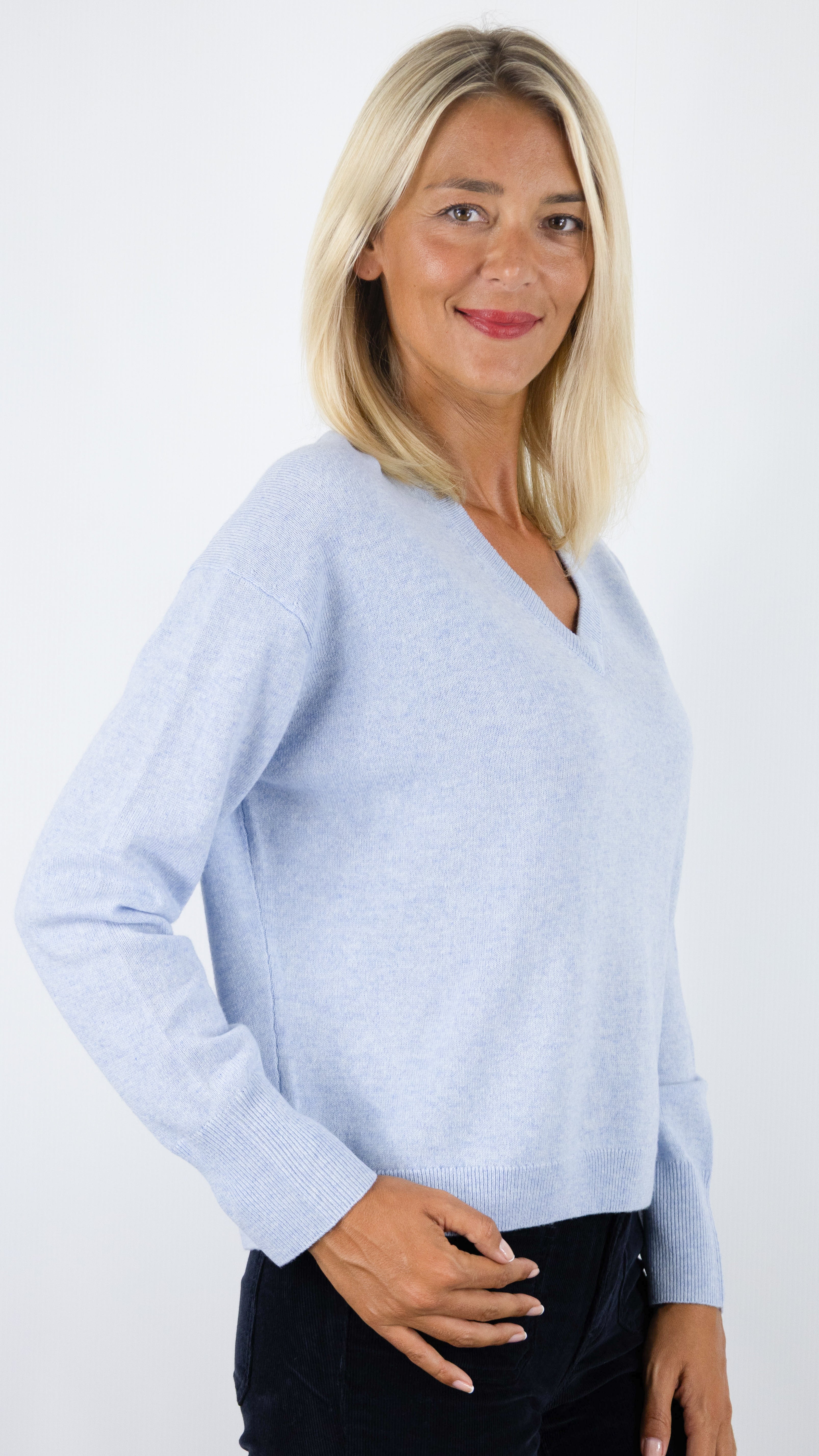 PULL COL V EN LAINE POUR FEMME NOT SHY WARREN#COLOR_CIEL CHINE