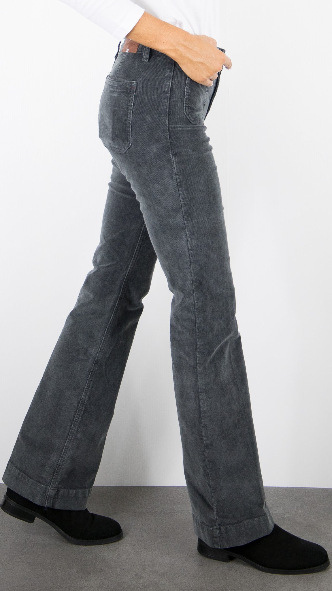 JEANS FLARE EN VELOURS GRIS CARBONE POUR FEMME JANE BLUE BASTILLE TINYCORD PIGMENT