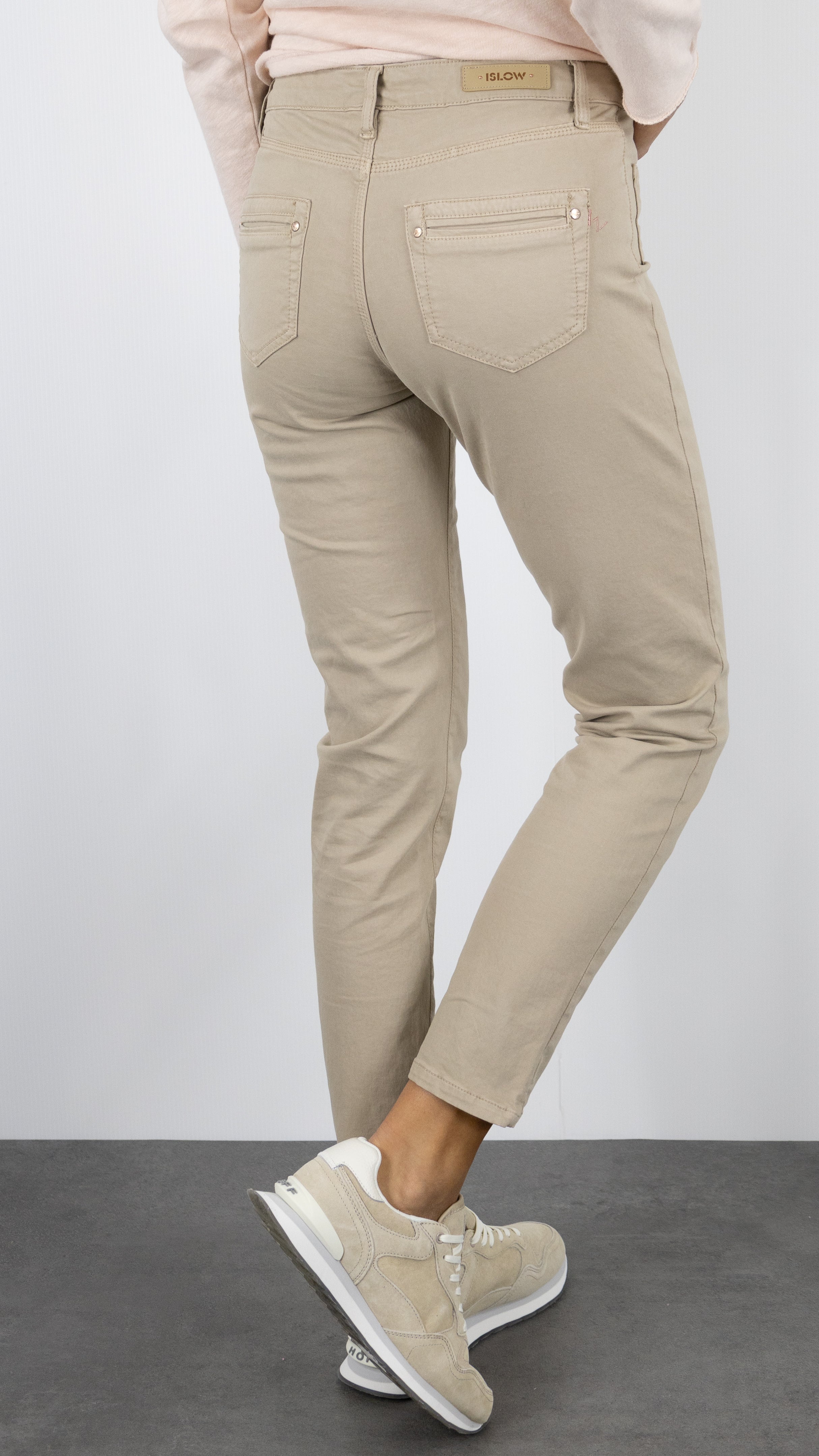 PANTALON SLIM EN COTON LYCRA POUR FEMME ISLOW CLARA SATIN LYCRA#COLOR_SAHARA/BEIGE