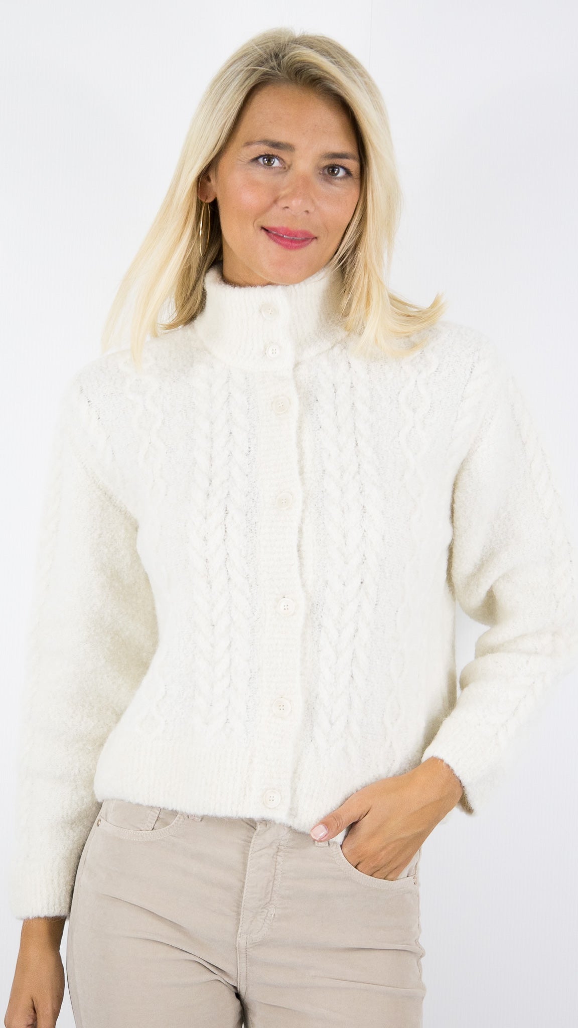 GILET EN ALPAGA MAILLE TORSADEE COL MONTANT CREME ECRU DES PETITS HAUTS CROQUITO
