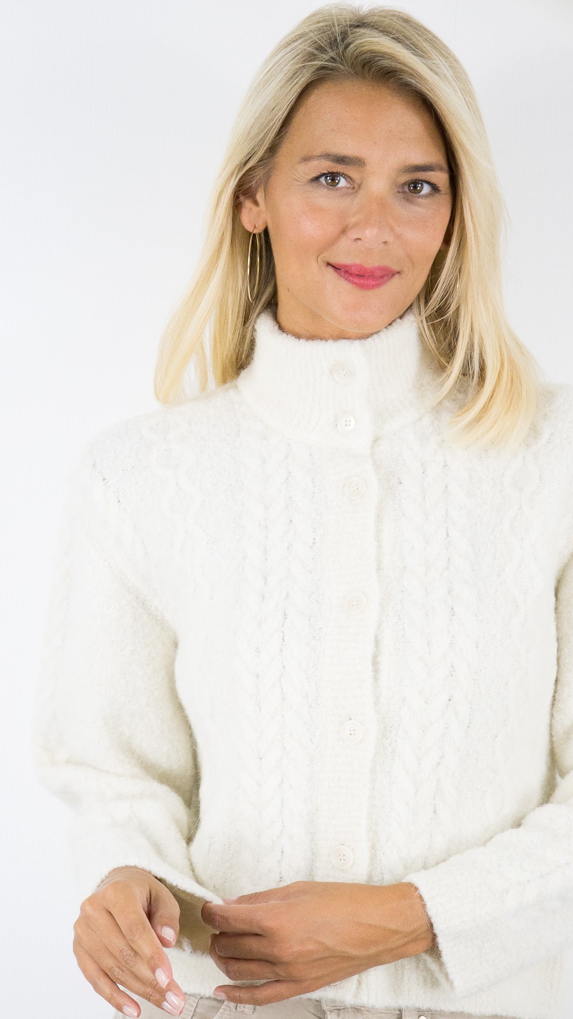 GILET EN ALPAGA MAILLE TORSADEE COL MONTANT CREME ECRU DES PETITS HAUTS CROQUITO