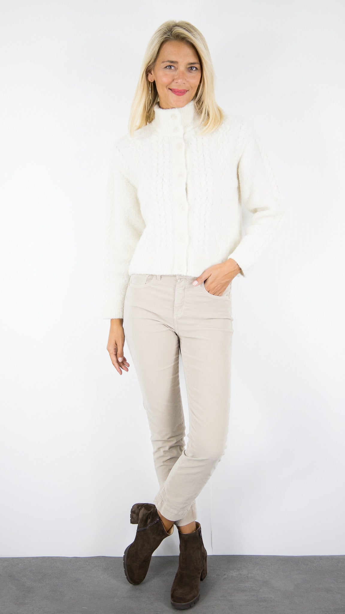 GILET EN ALPAGA MAILLE TORSADEE COL MONTANT CREME ECRU DES PETITS HAUTS CROQUITO