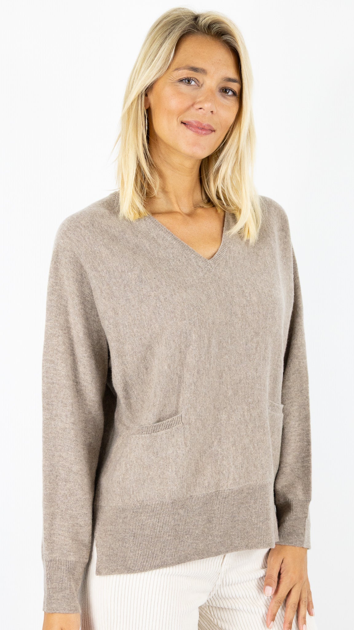 PULL V DROIT AVEC 2 POCHES EN CACHEMIRE POUR FEMME #COLOR_21004/QUINOA