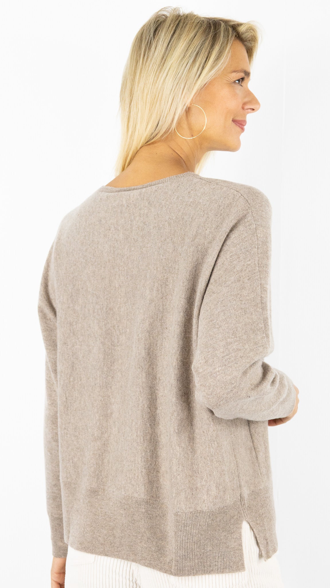 PULL V DROIT AVEC 2 POCHES EN CACHEMIRE POUR FEMME #COLOR_21004/QUINOA