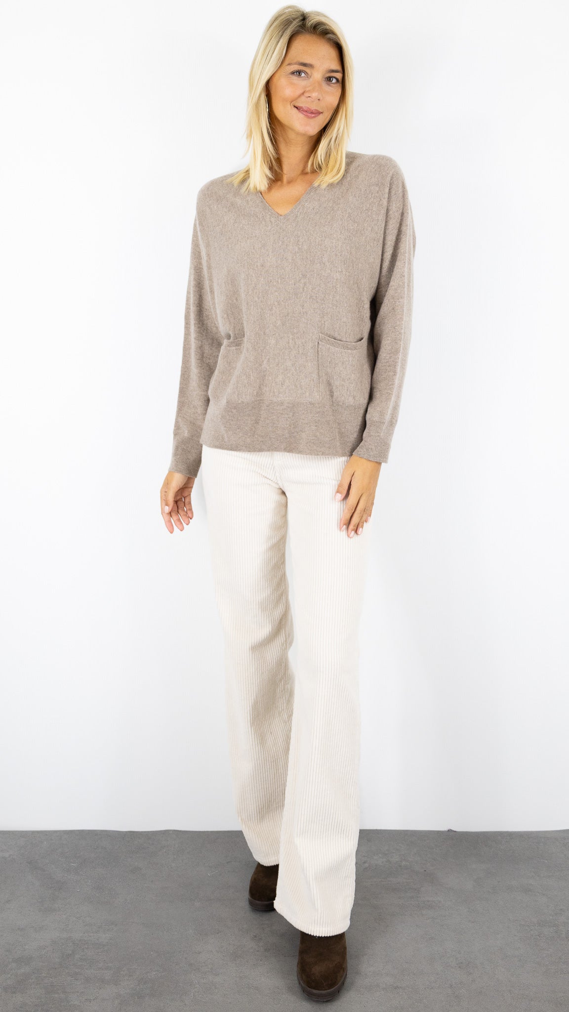 PULL V DROIT AVEC 2 POCHES EN CACHEMIRE POUR FEMME #COLOR_21004/QUINOA