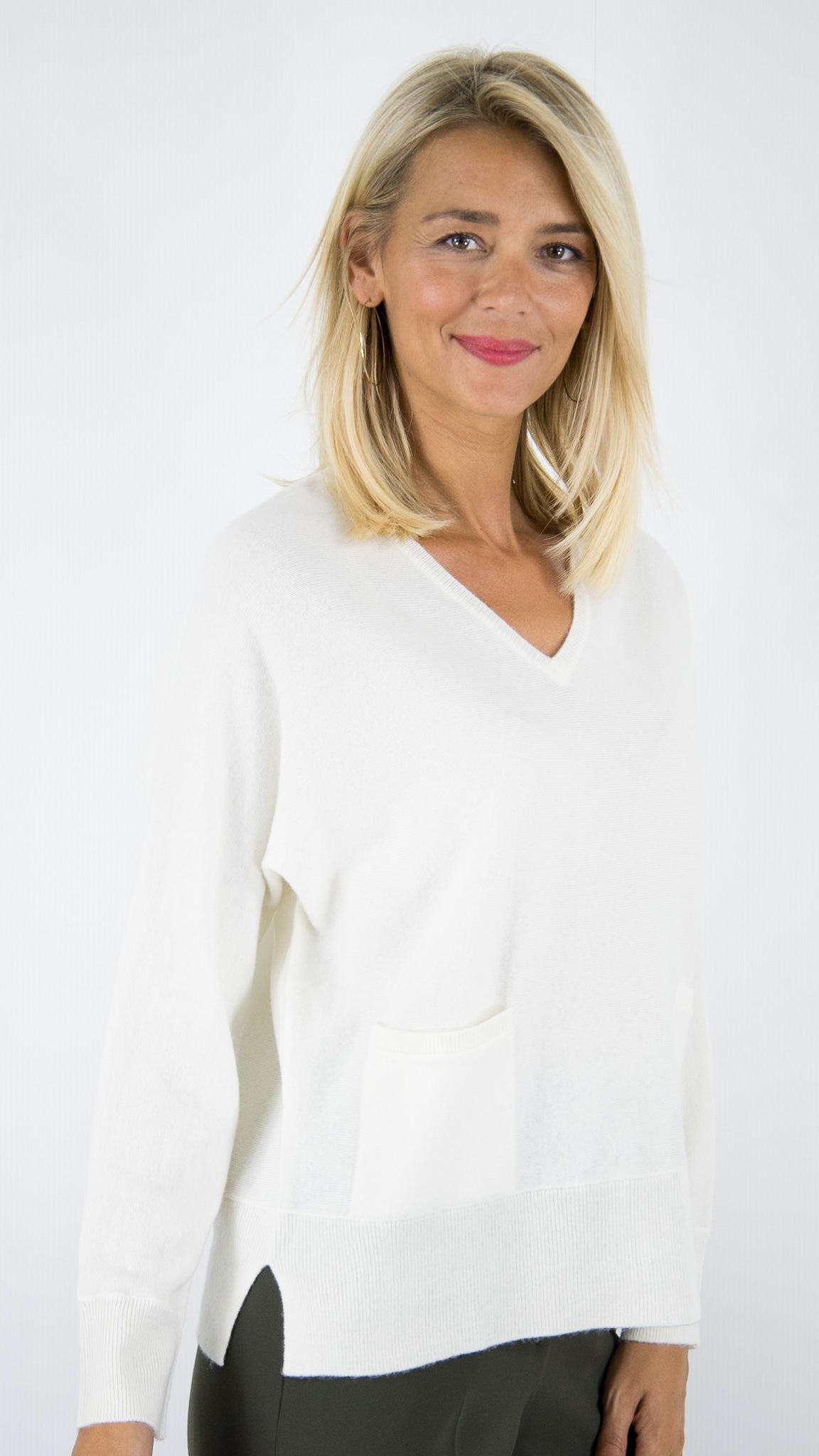 PULL V DROIT AVEC 2 POCHES EN CACHEMIRE POUR FEMME #COLOR_21006/FLOCON ECRU