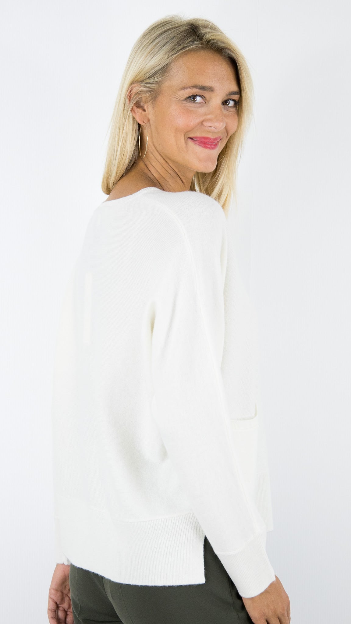 PULL V DROIT AVEC 2 POCHES EN CACHEMIRE POUR FEMME #COLOR_21006/FLOCON ECRU