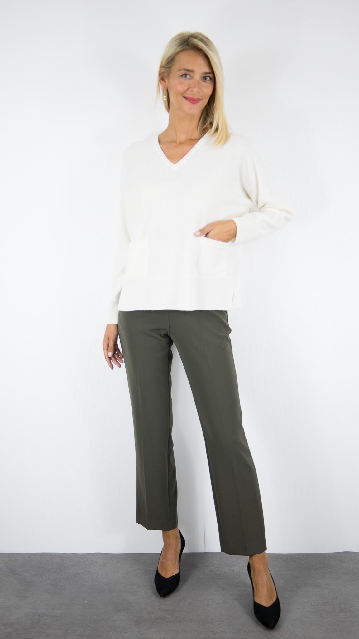 PULL V DROIT AVEC 2 POCHES EN CACHEMIRE POUR FEMME #COLOR_21006/FLOCON ECRU