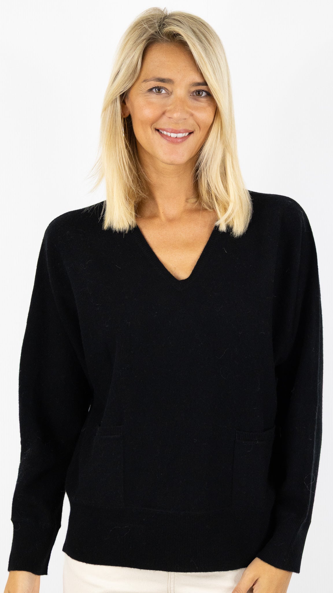 PULL V DROIT AVEC 2 POCHES EN CACHEMIRE POUR FEMME #COLOR_21060/BLACK