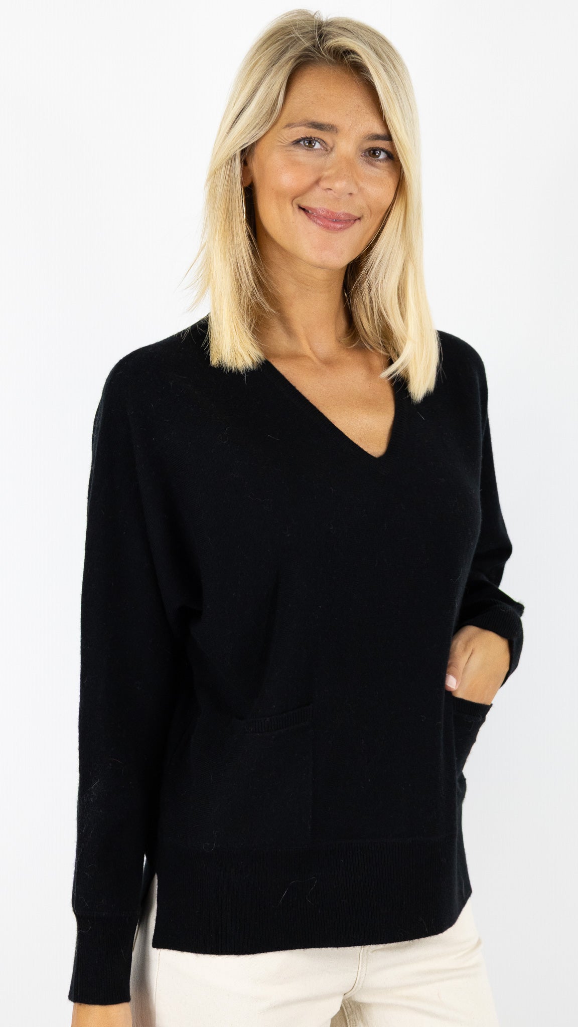 PULL V DROIT AVEC 2 POCHES EN CACHEMIRE POUR FEMME #COLOR_21060/BLACK