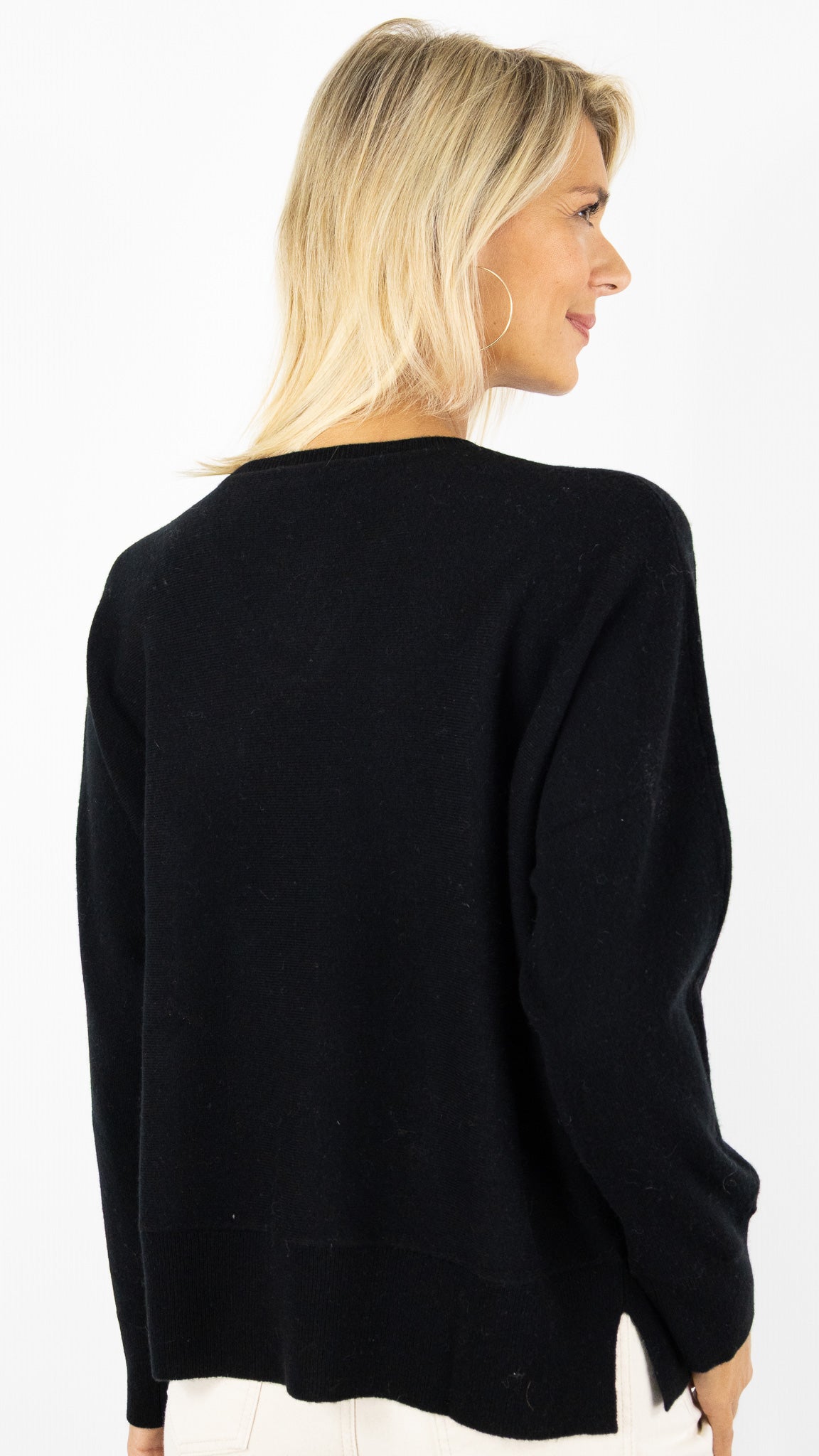 PULL V DROIT AVEC 2 POCHES EN CACHEMIRE POUR FEMME #COLOR_21060/BLACK