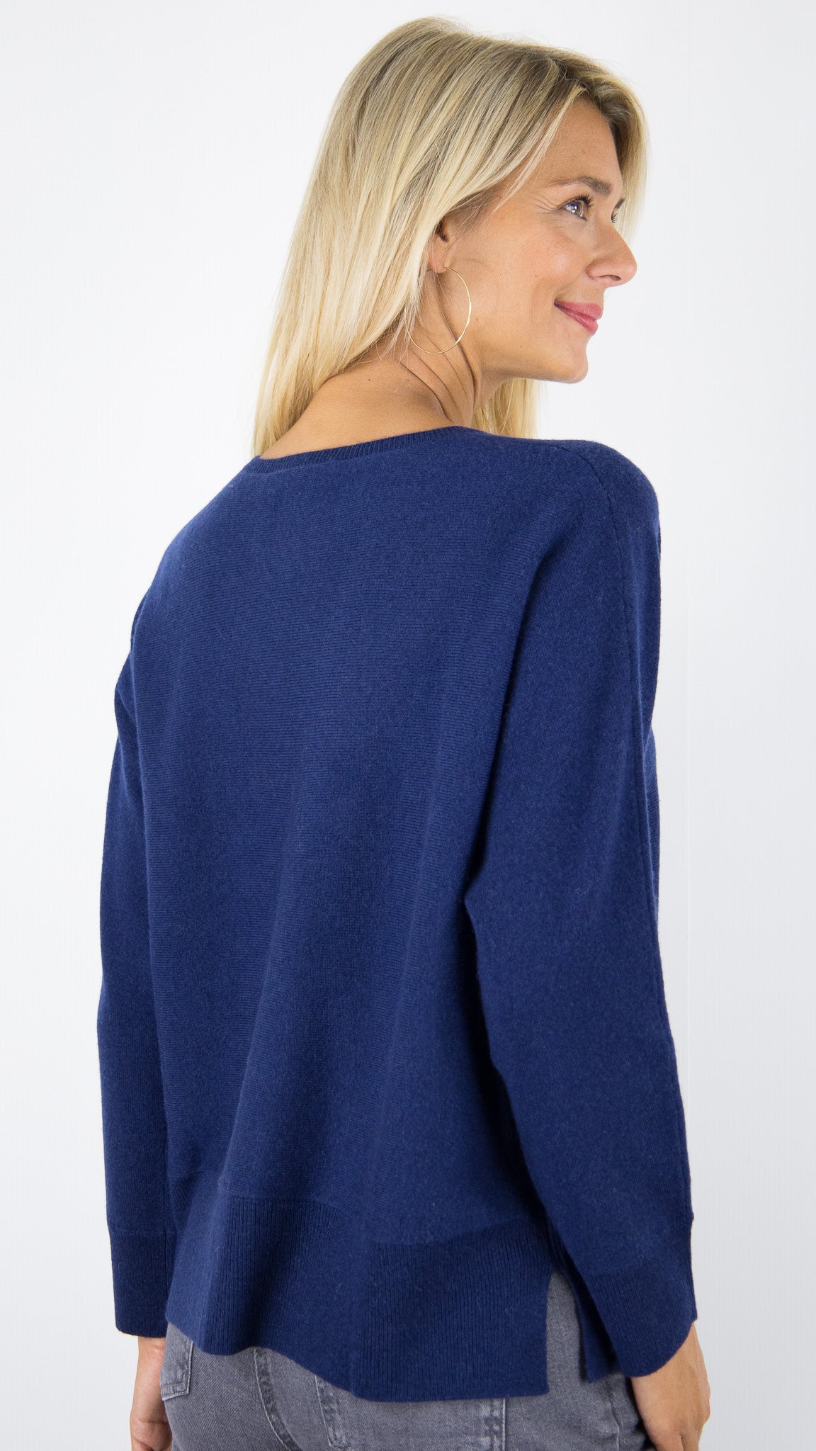 PULL V DROIT AVEC 2 POCHES EN CACHEMIRE POUR FEMME #COLOR_21045/NUIT MARINE
