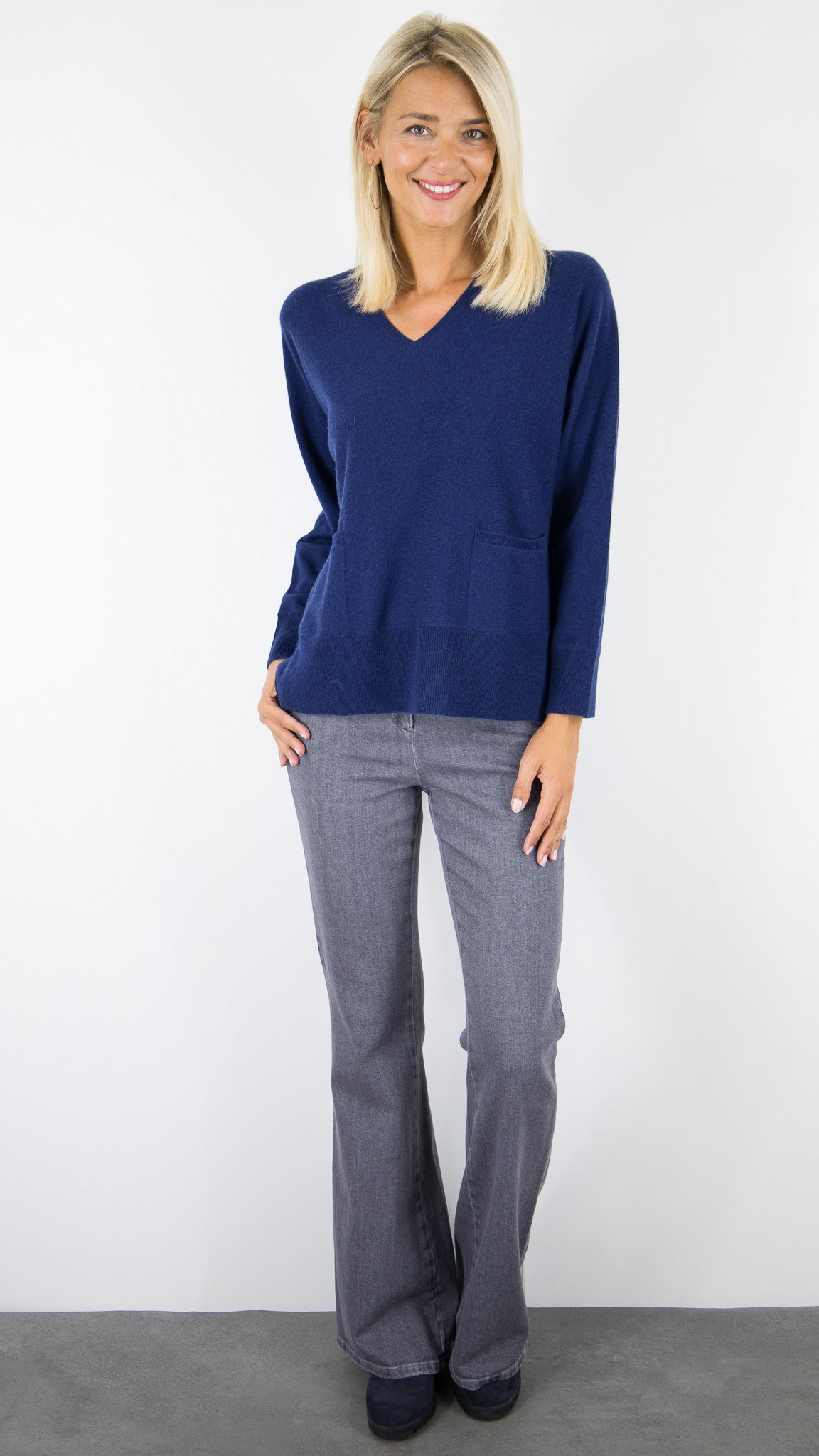 PULL V DROIT AVEC 2 POCHES EN CACHEMIRE POUR FEMME #COLOR_21045/NUIT MARINE