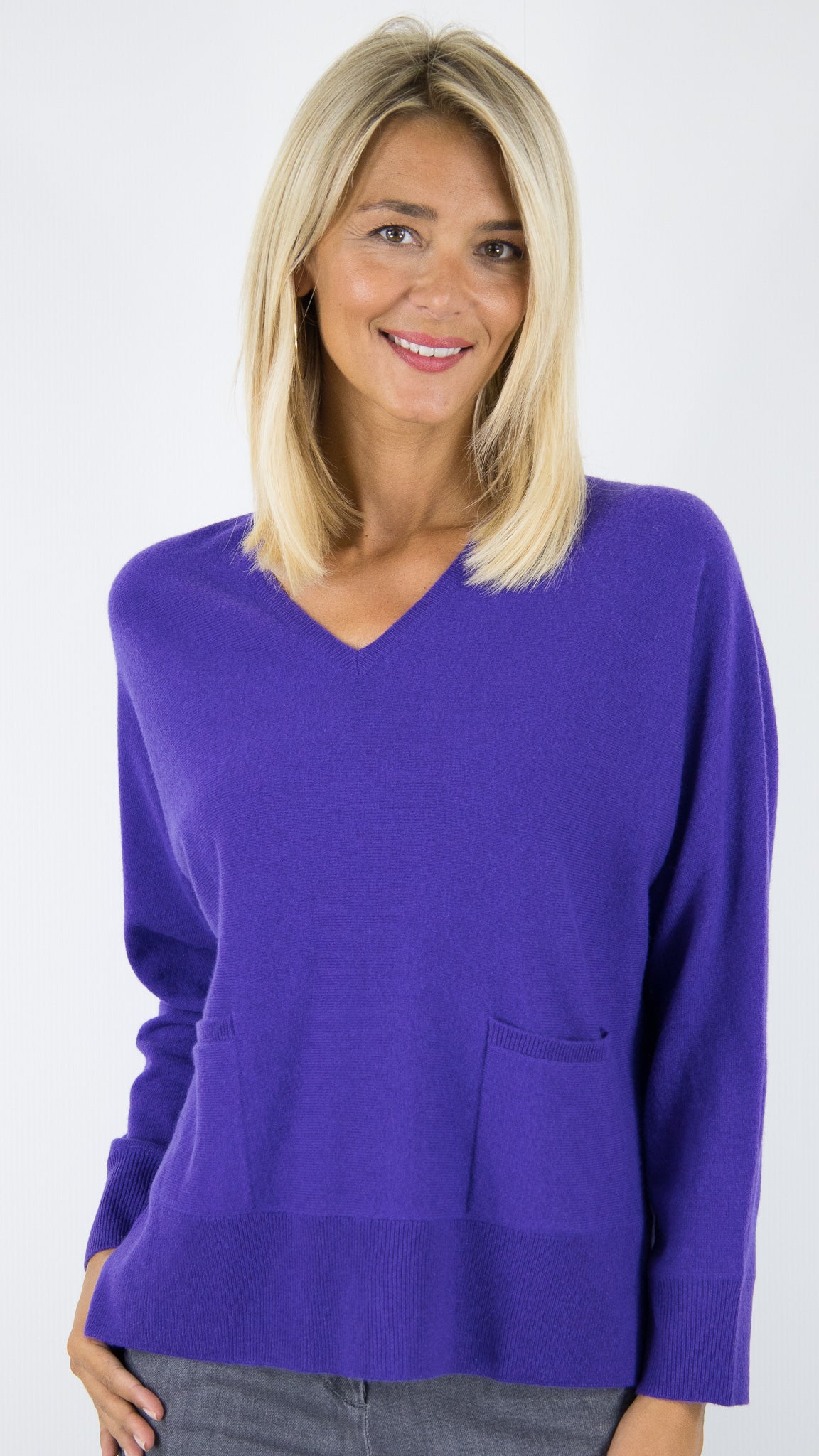 PULL V DROIT AVEC 2 POCHES EN CACHEMIRE POUR FEMME #COLOR_24121/PURPLE VIOLET