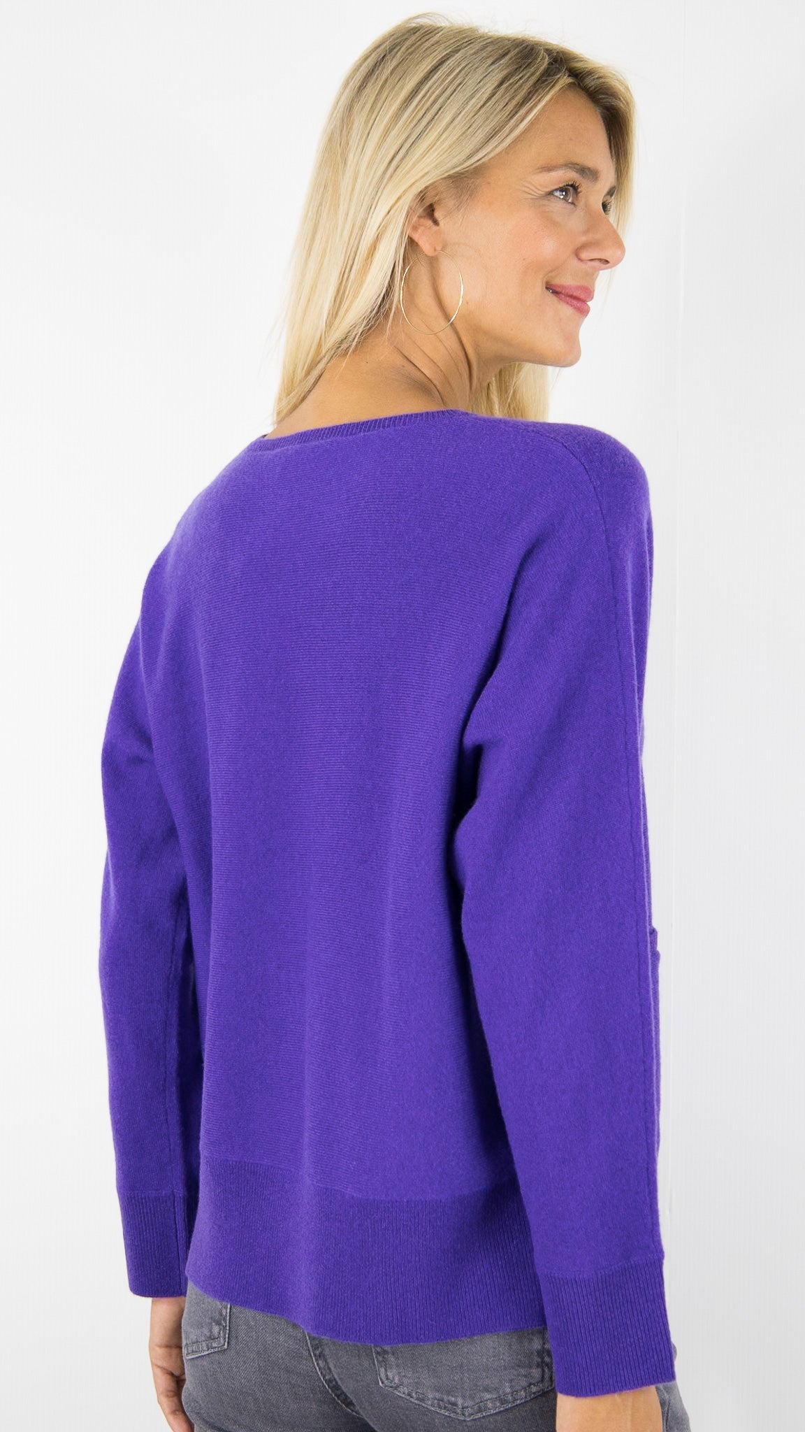 PULL V DROIT AVEC 2 POCHES EN CACHEMIRE POUR FEMME #COLOR_24121/PURPLE VIOLET