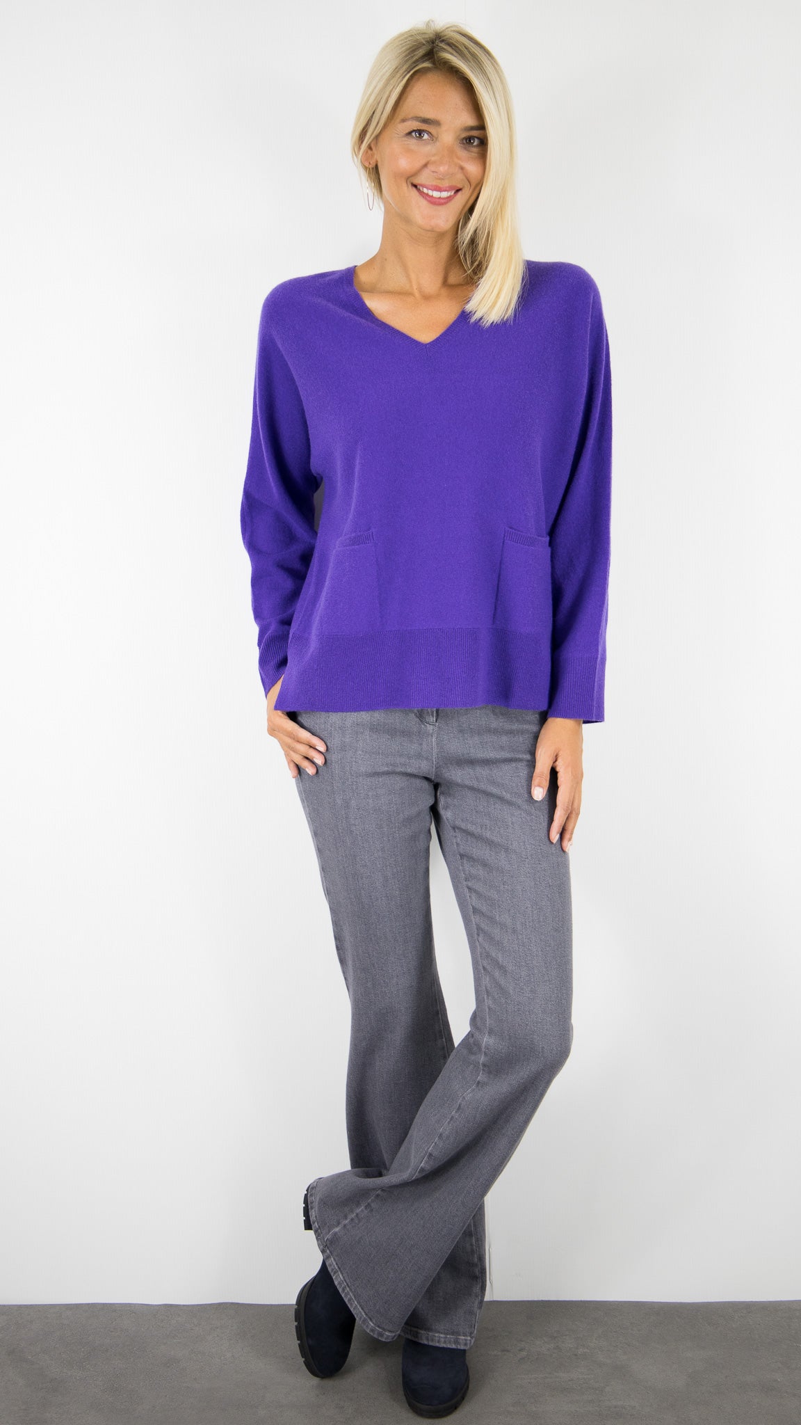 PULL V DROIT AVEC 2 POCHES EN CACHEMIRE POUR FEMME #COLOR_24121/PURPLE VIOLET