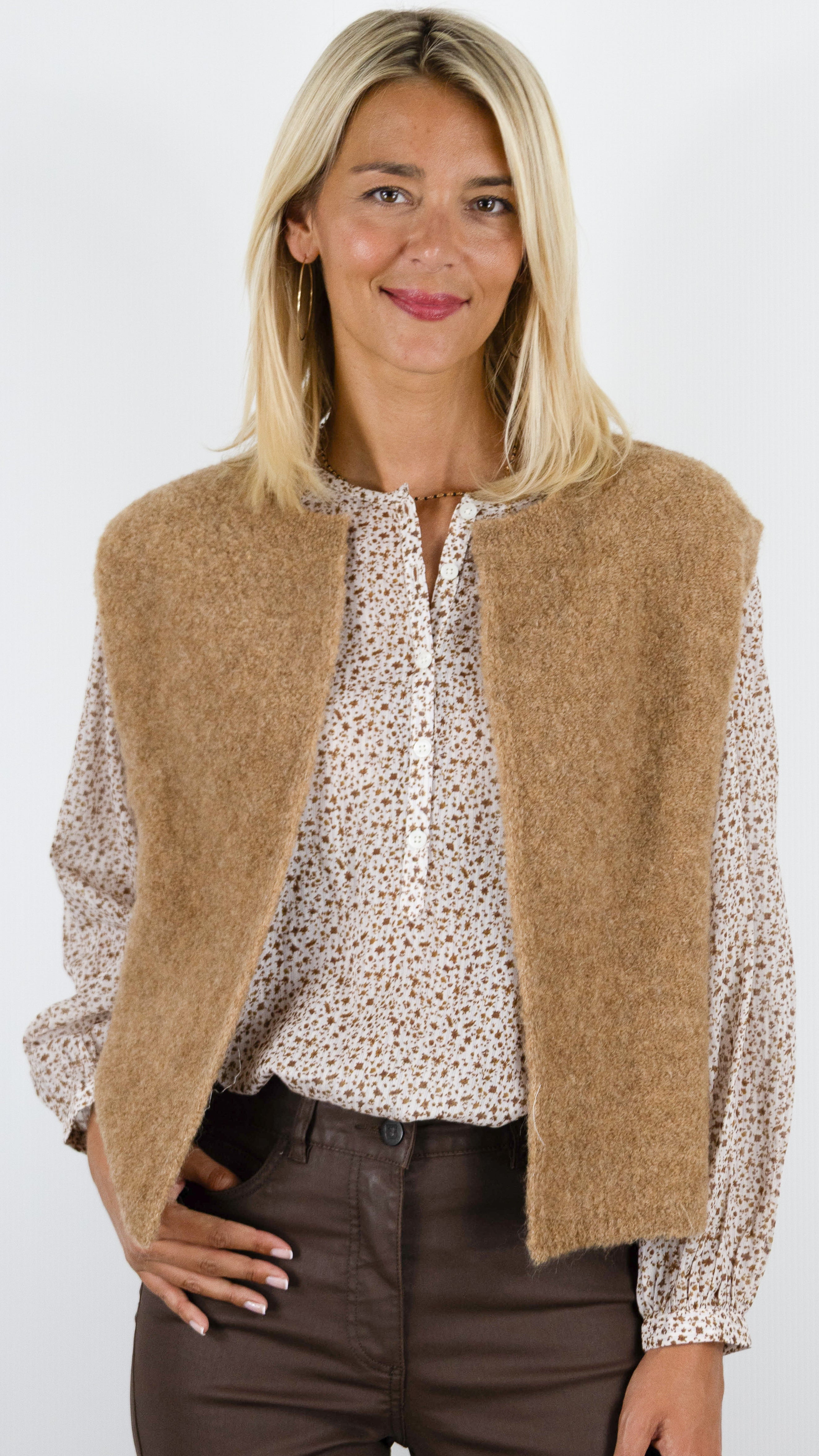 GILET SANS MANCHES MAILLE MOUSSEUSE POUR FEMME DES PETITS HAUTS ACHILLE#COLOR_CHAMOIS CAMEL