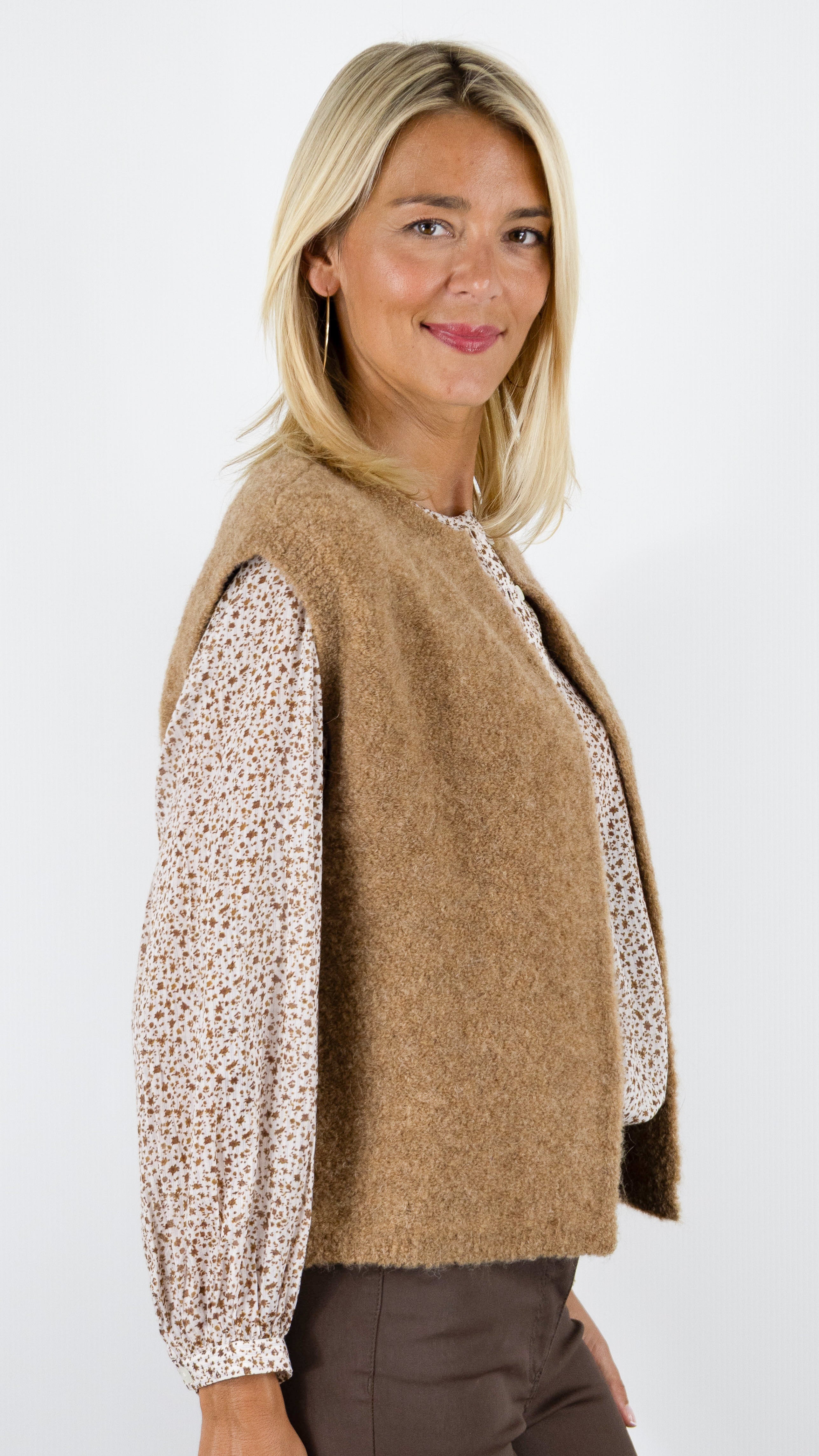 GILET SANS MANCHES MAILLE MOUSSEUSE POUR FEMME DES PETITS HAUTS ACHILLE#COLOR_CHAMOIS CAMEL