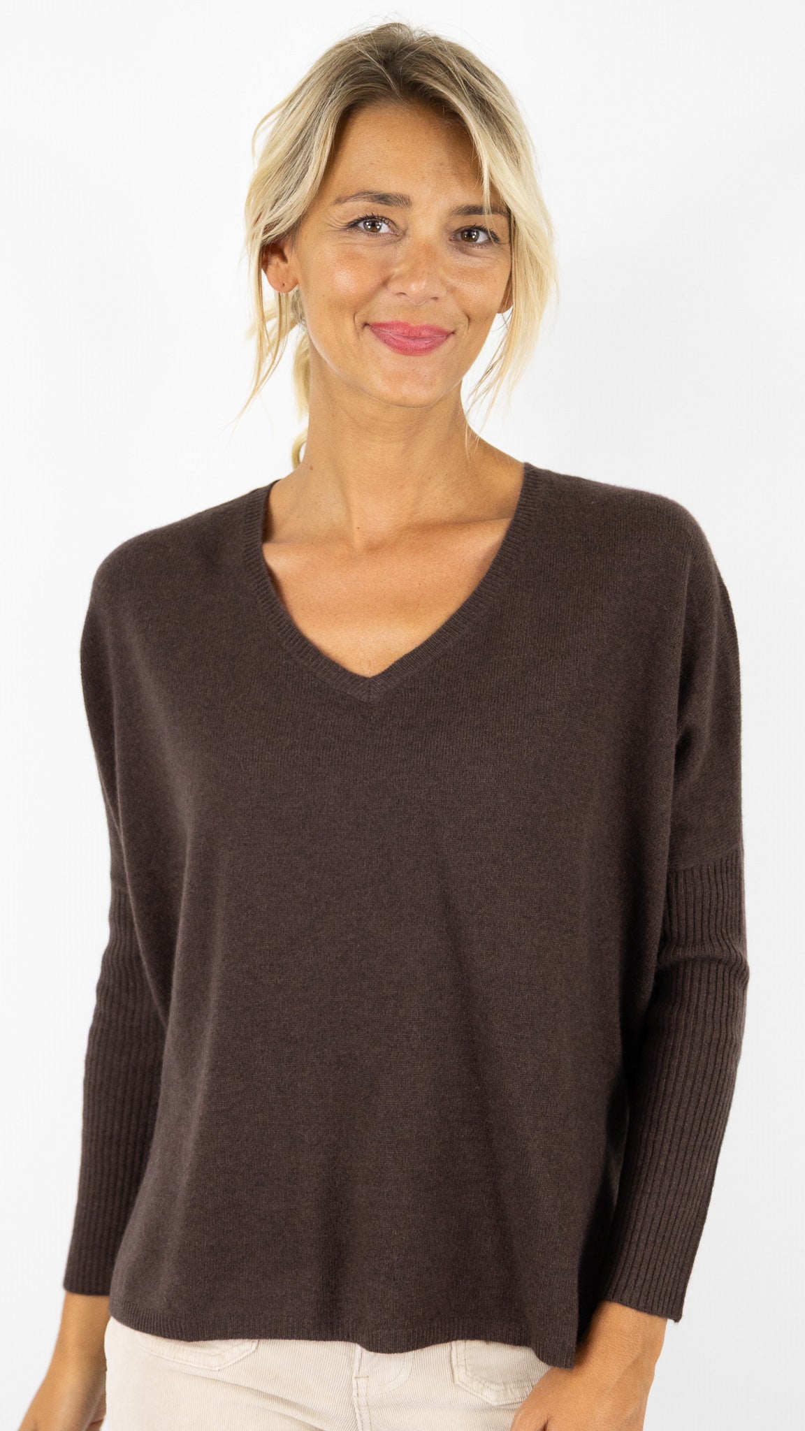PULL V EN CACHEMIRE FAUSTINE NOT SHY#COLOR_COFFEE/CAFE