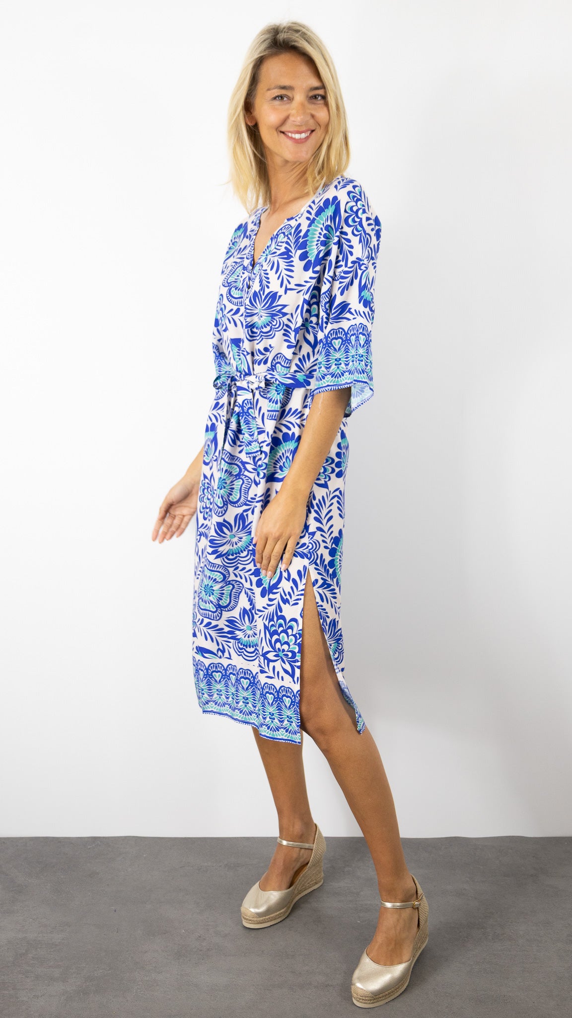 ROBE IMPRIMEE BLEUE LONGUEUR GENOUX EMA BLUE'S GIGI 