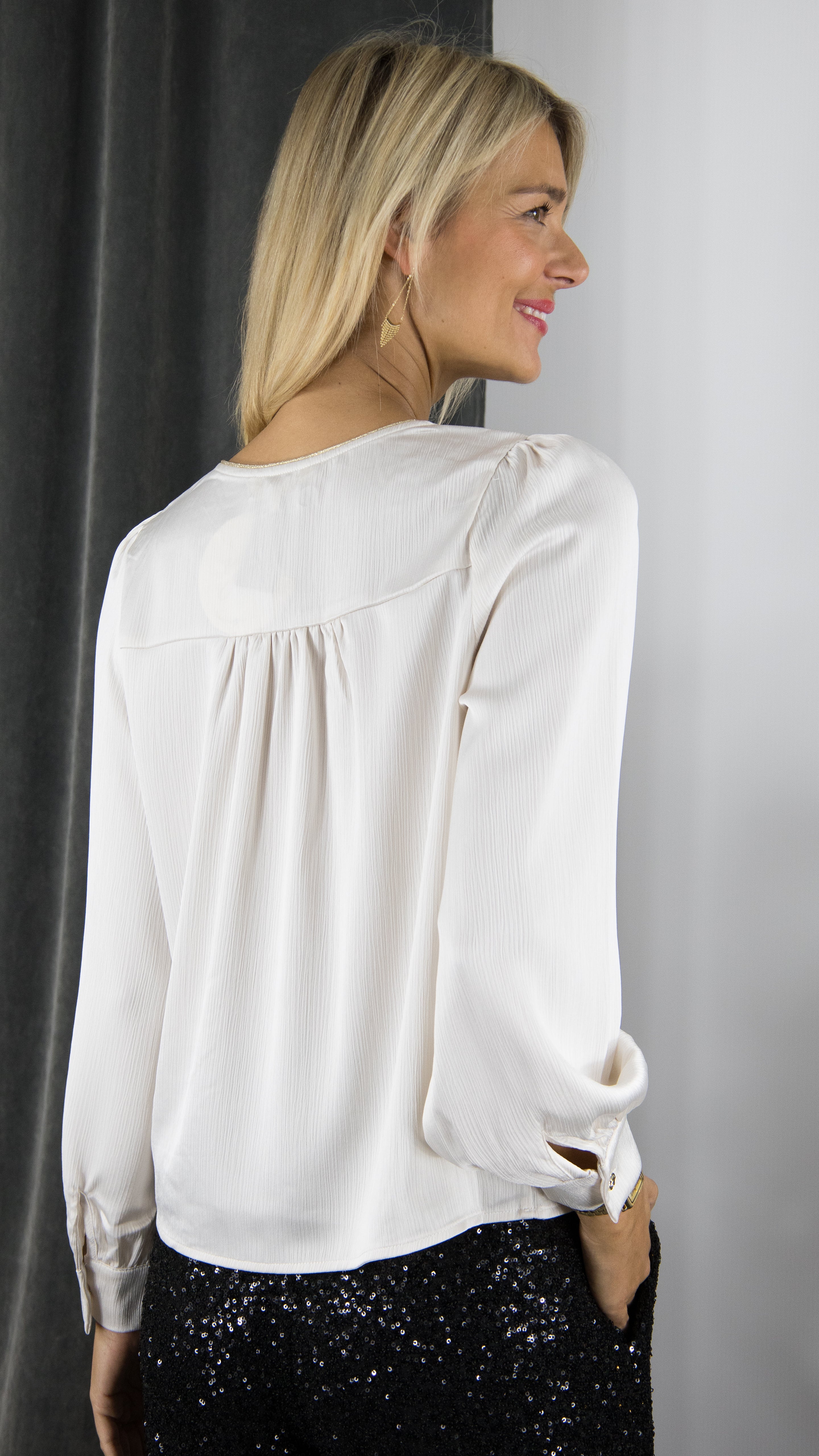 TOP FLUIDE SATINE AVEC COL LUREX POUR FEMME  LULUMARY H696 ECRU