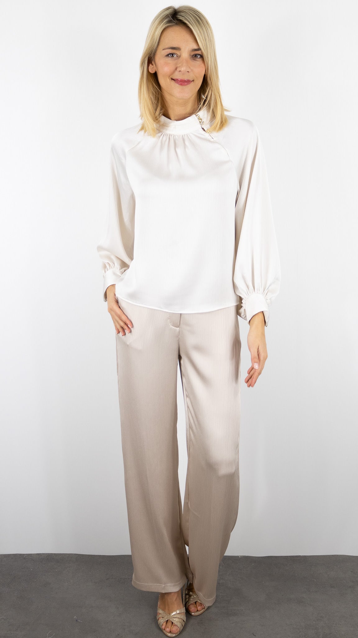 BLOUSE HABILLEE FLUIDE SATINEE GREIGE POUR FEMME  LULUMARY H702#color_ECRU