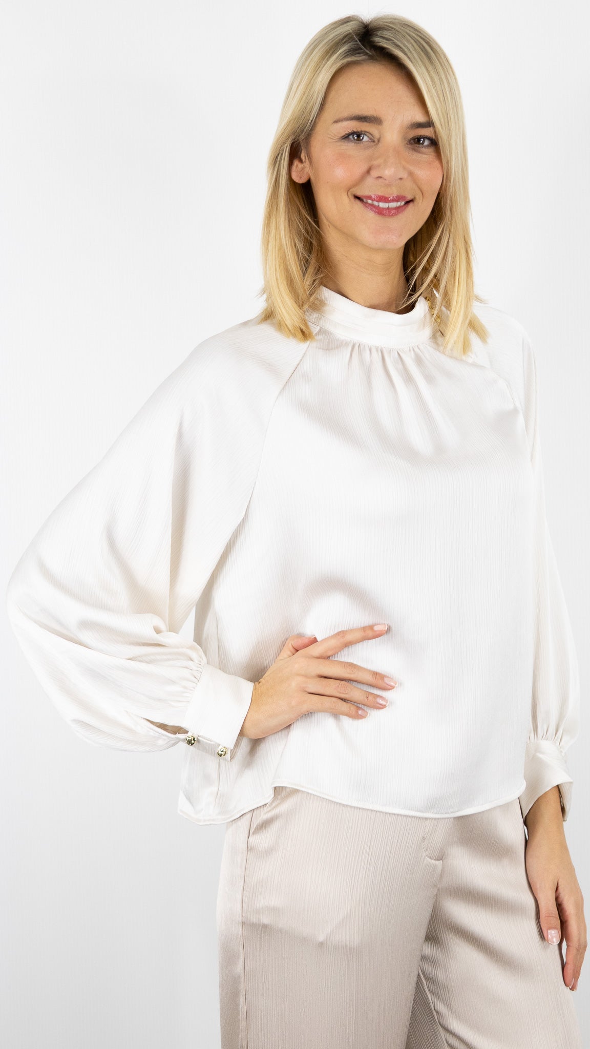 BLOUSE HABILLEE FLUIDE SATINEE GREIGE POUR FEMME  LULUMARY H702#color_ECRU