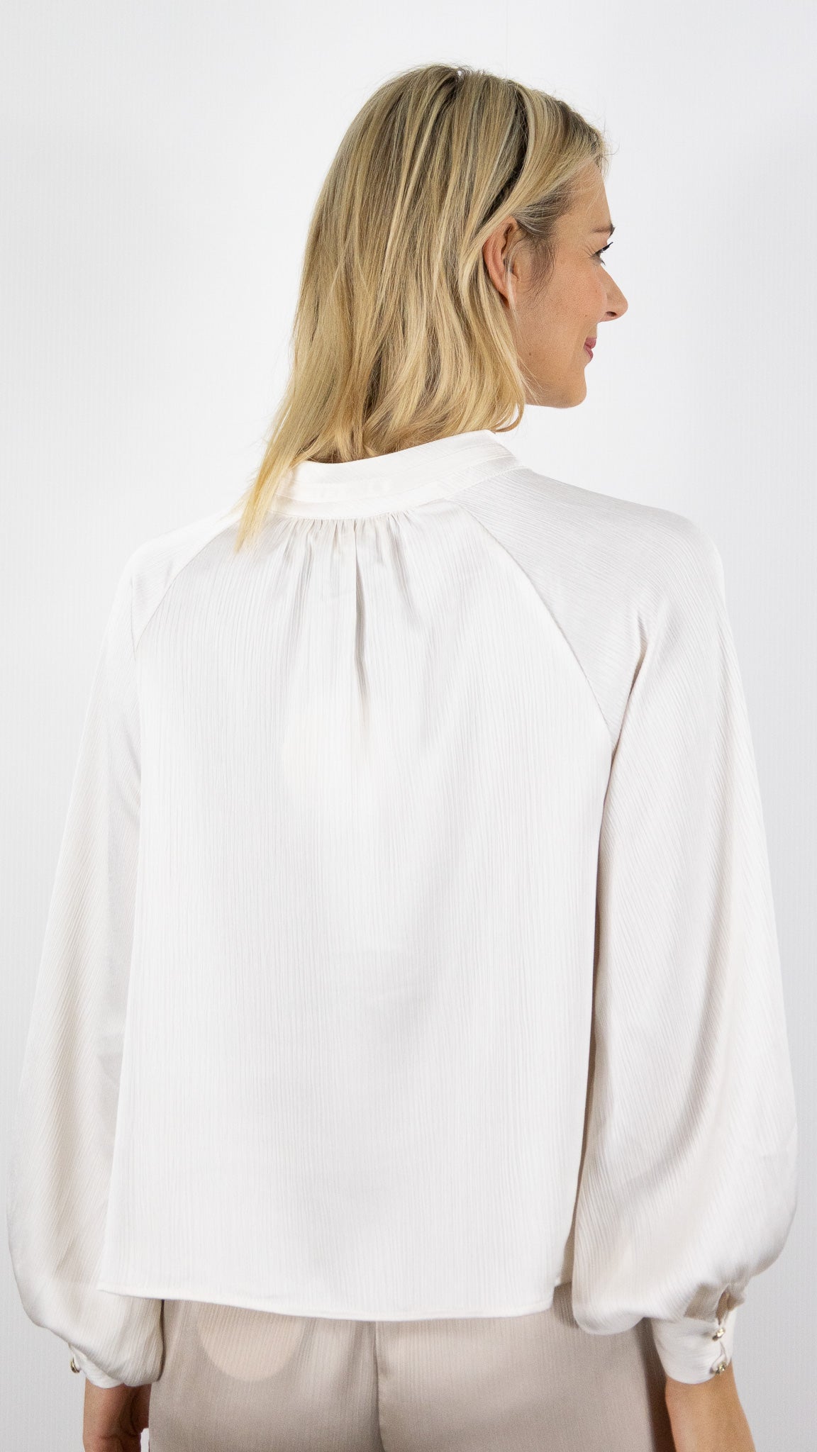 BLOUSE HABILLEE FLUIDE SATINEE GREIGE POUR FEMME  LULUMARY H702#color_ECRU